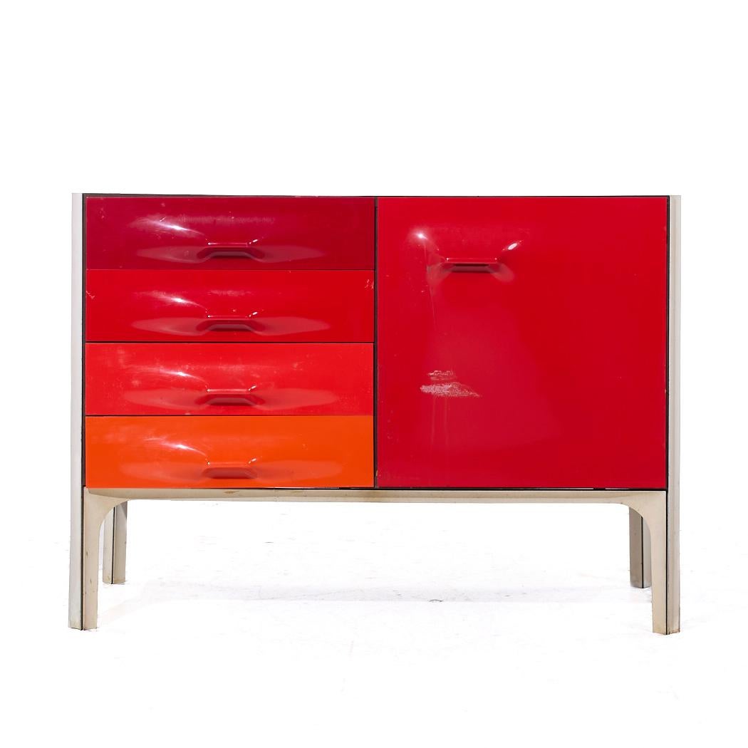 Raymond Loewy per Doubinsky Frères DF 2000 Credenza in vetroresina rossa di metà secolo

Questa credenza misura: 40,25 larghezza x 21 profondità x 29,75 pollici di altezza

Tutti i mobili possono essere acquistati in quello che noi chiamiamo stato