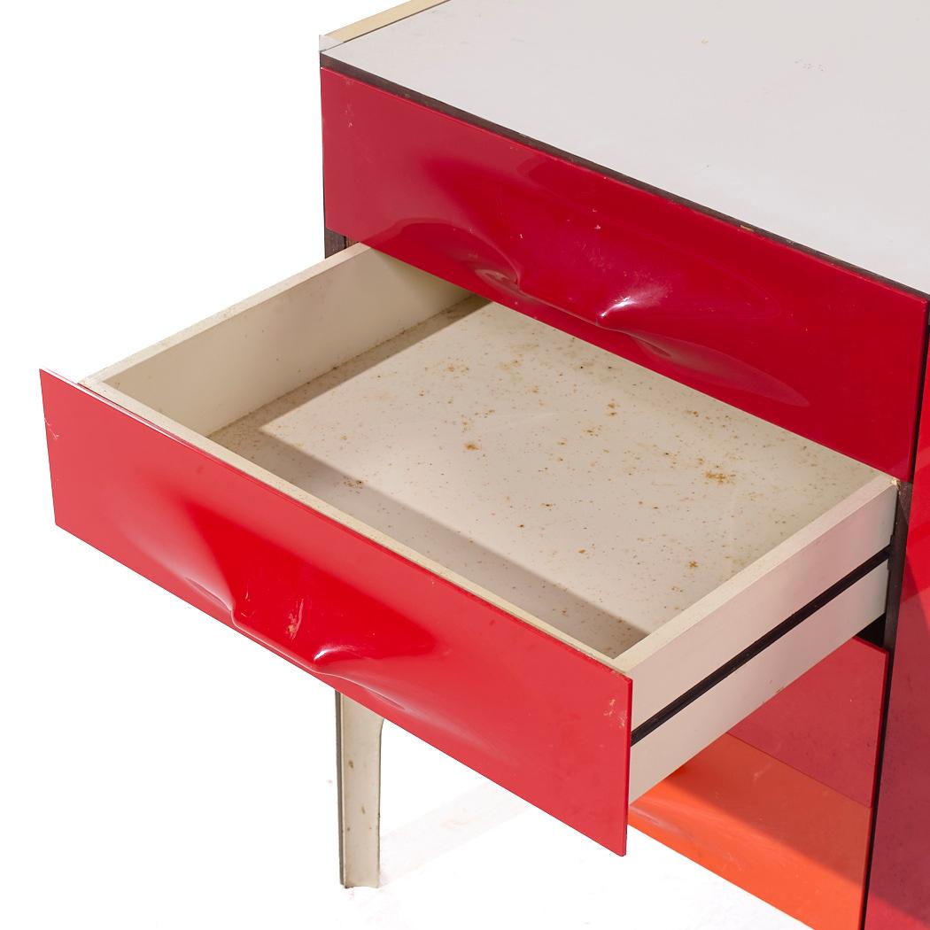Raymond Loewy per Doubinsky Frères DF 2000 MCM credenza in vetroresina rossa in vendita 2