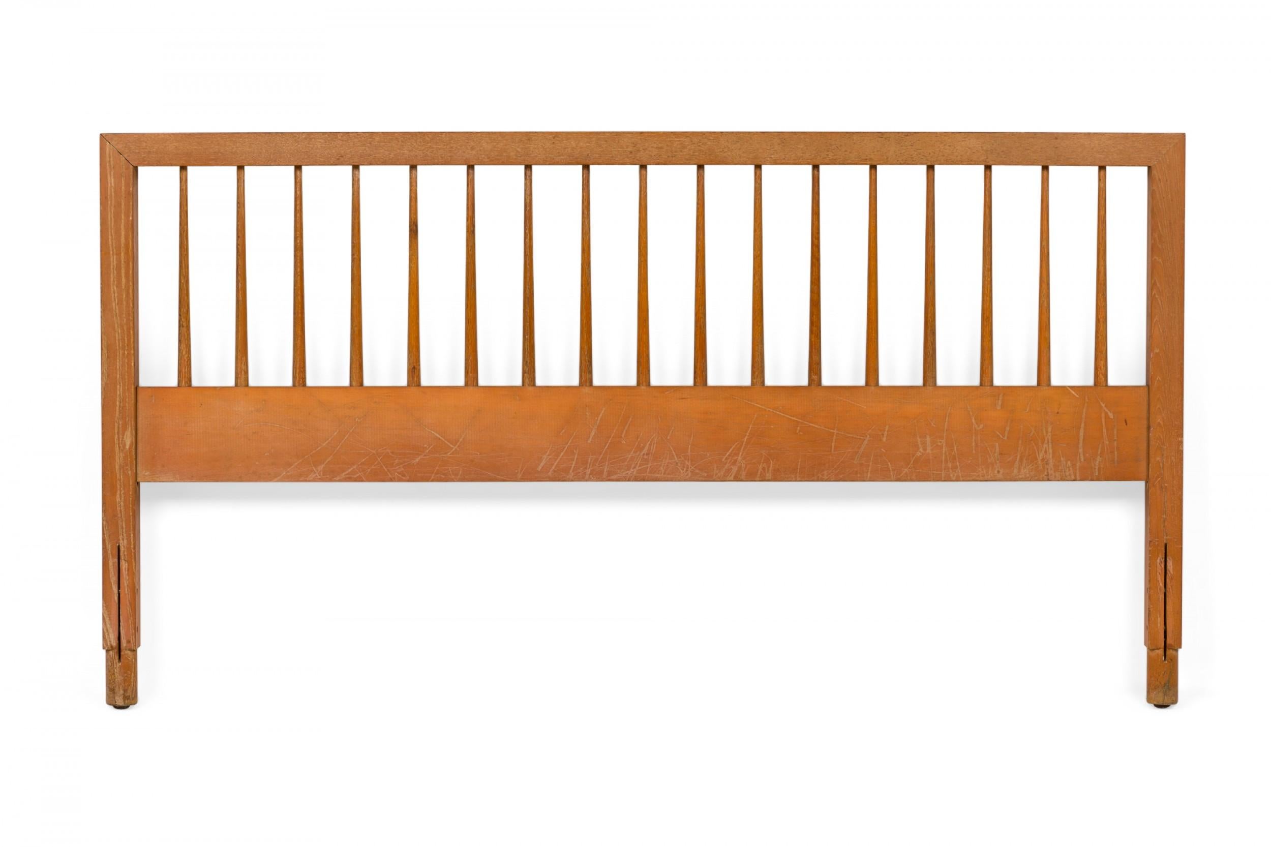 Cabecero y piecero de madera de tamaño normal, estilo husillo americano de mediados de siglo (principios de los años 50), de estilo aerodinámico y funcional, con un acabado propio de lavado naranja que deja ver la veta de la madera. (RAYMOND LOEWY