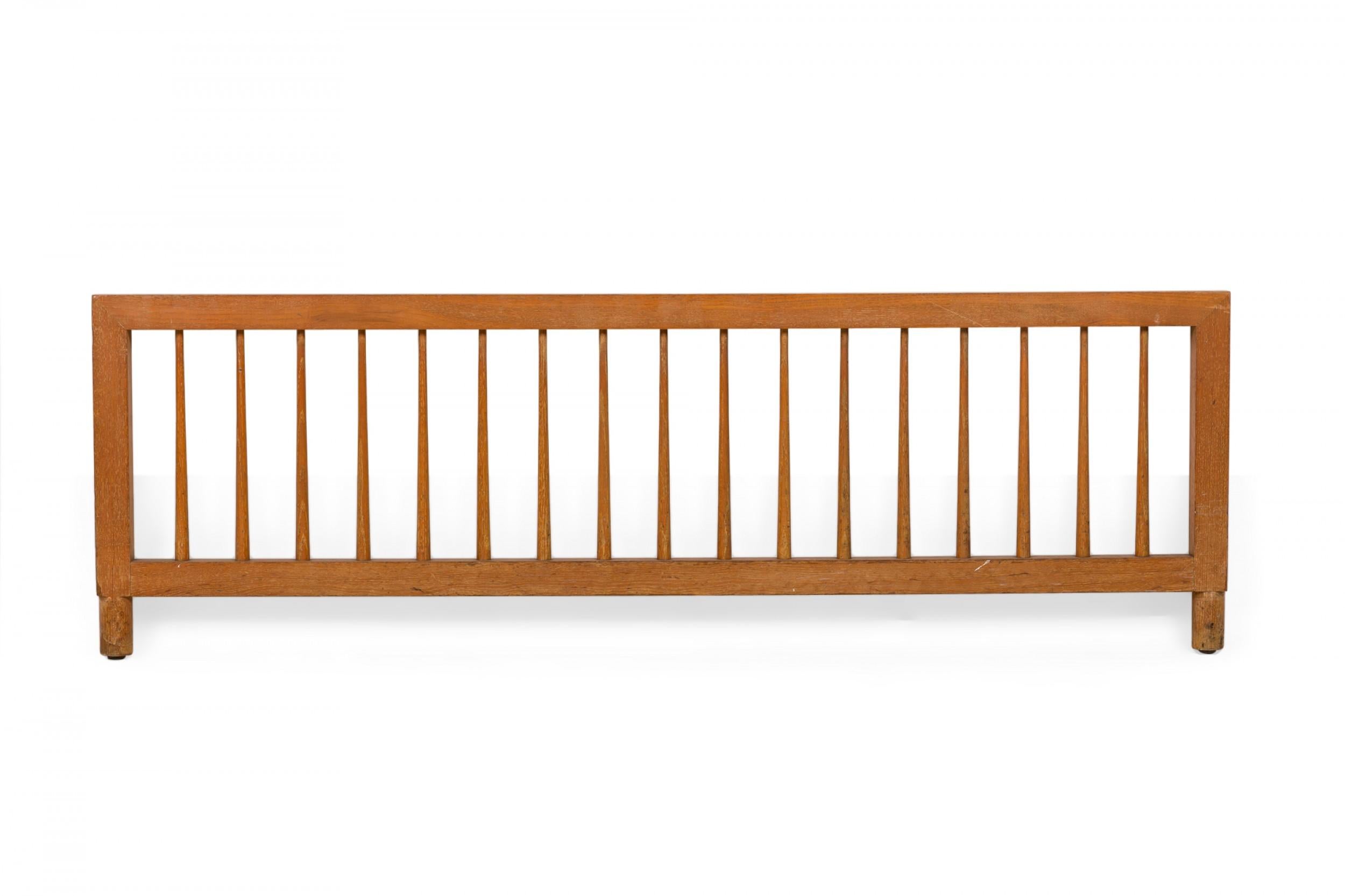 Cabecero y piecero de madera de husillo americano Raymond Loewy para Mengel Hecho a mano en venta