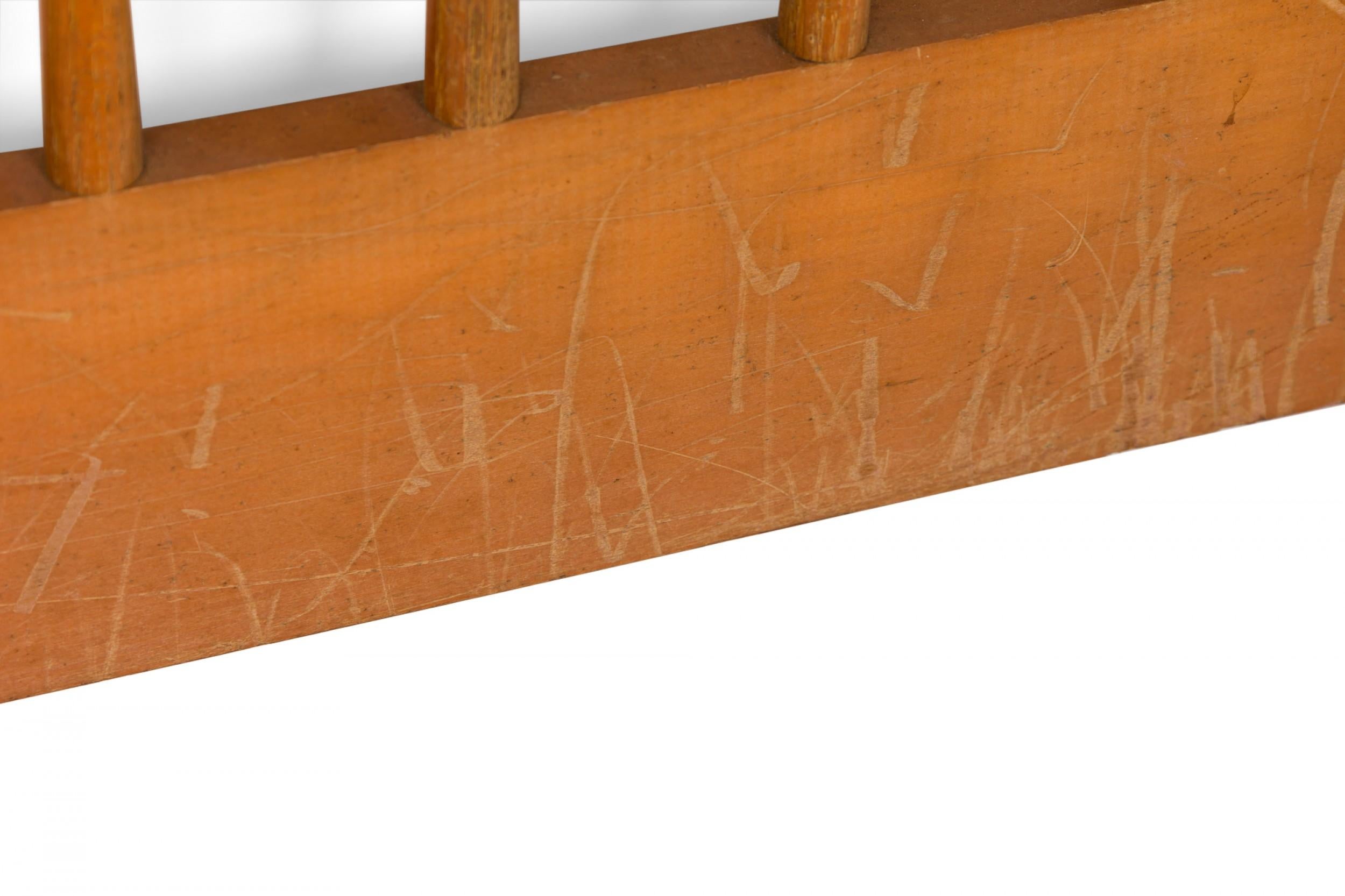 Cabecero y piecero de madera de husillo americano Raymond Loewy para Mengel en venta 4