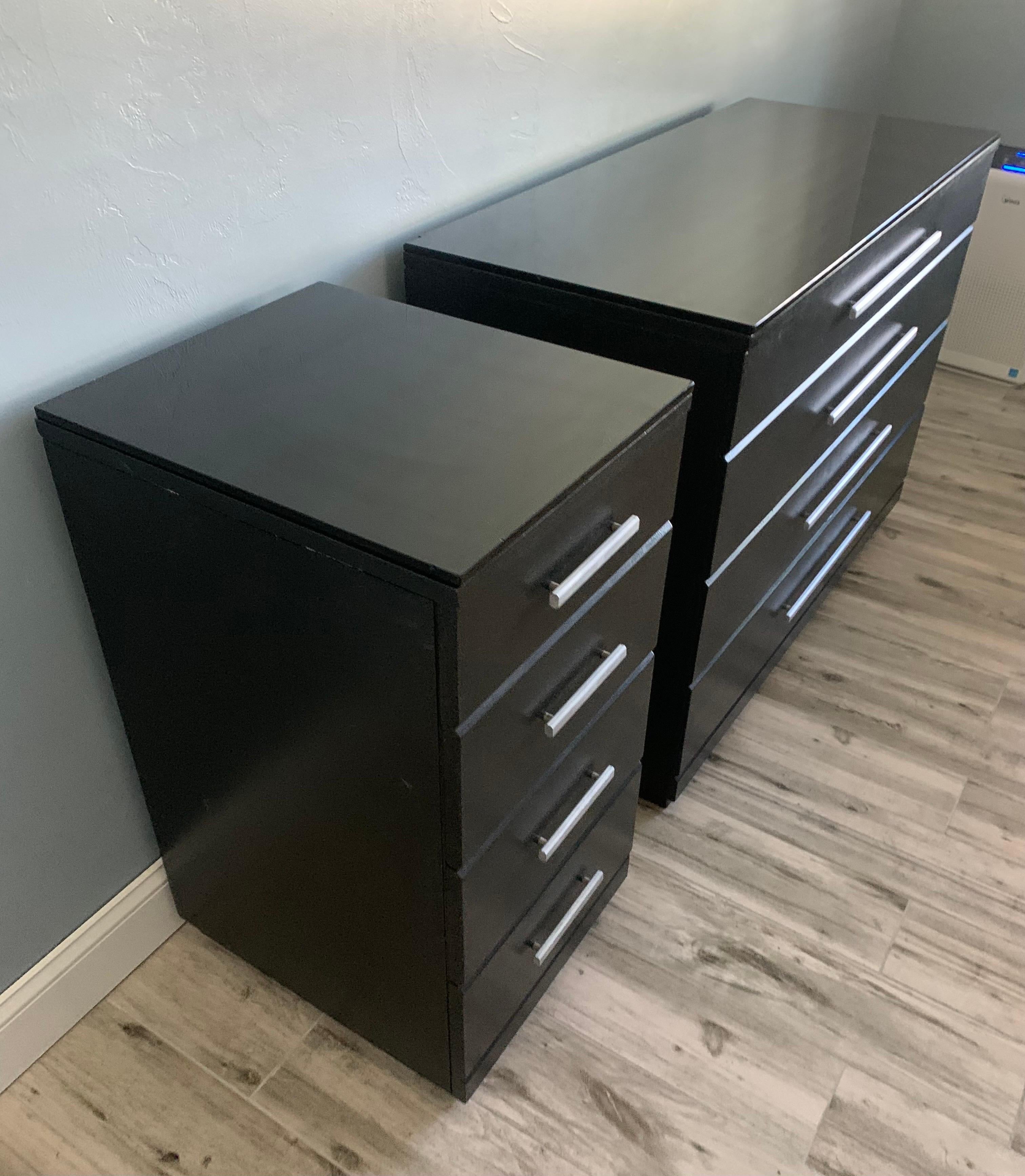 Commode et table de nuit noire avec plateau en verre Raymond Loewy pour Mengel  Bon état - En vente à Boynton Beach, FL