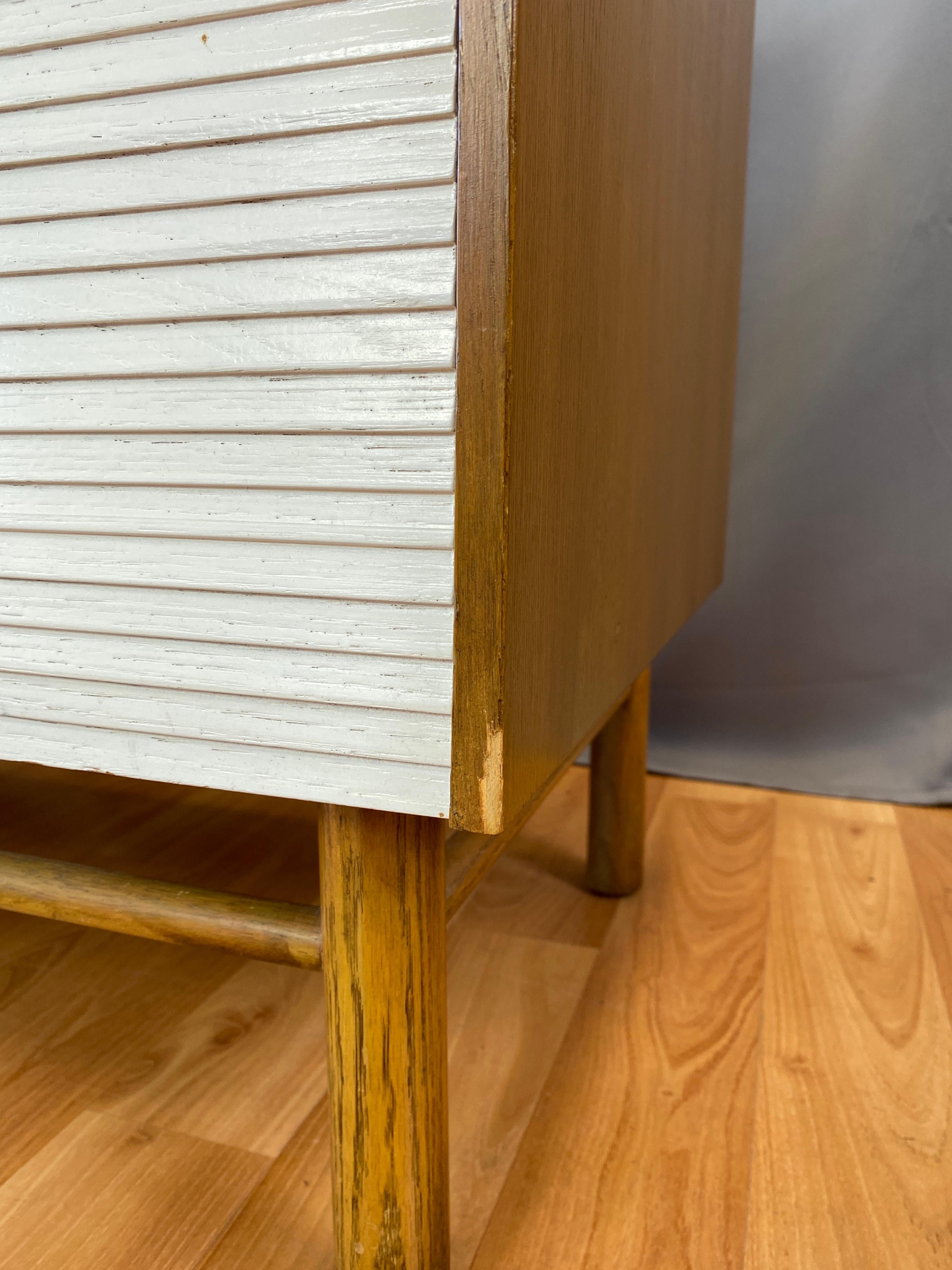 Raymond Loewy für Mengel Furniture Sechs Schubladen Zweifarbige Kommode 'Einer verfügbar' 9