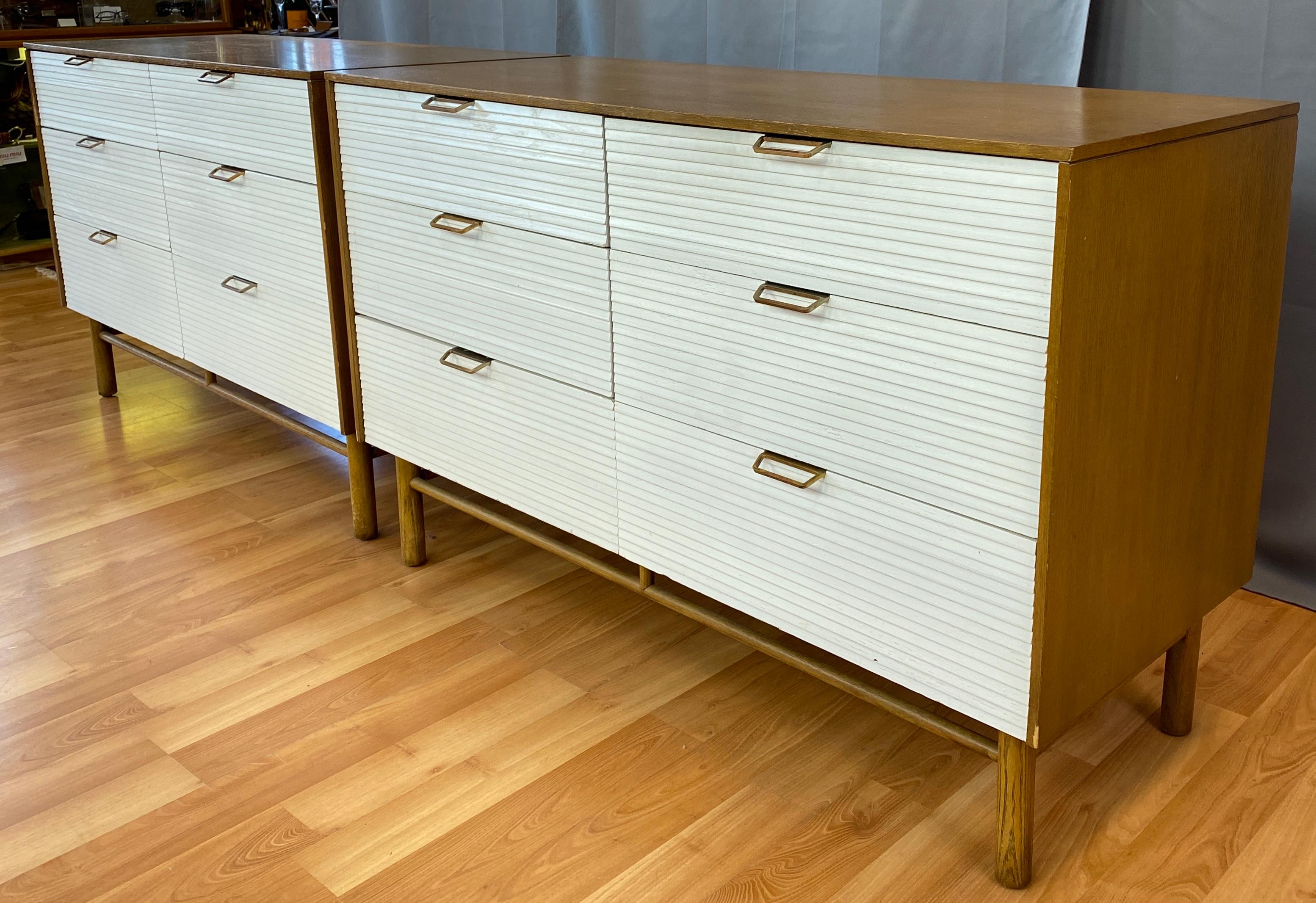 Raymond Loewy für Mengel Furniture Sechs Schubladen Zweifarbige Kommode 'Einer verfügbar' (20. Jahrhundert)