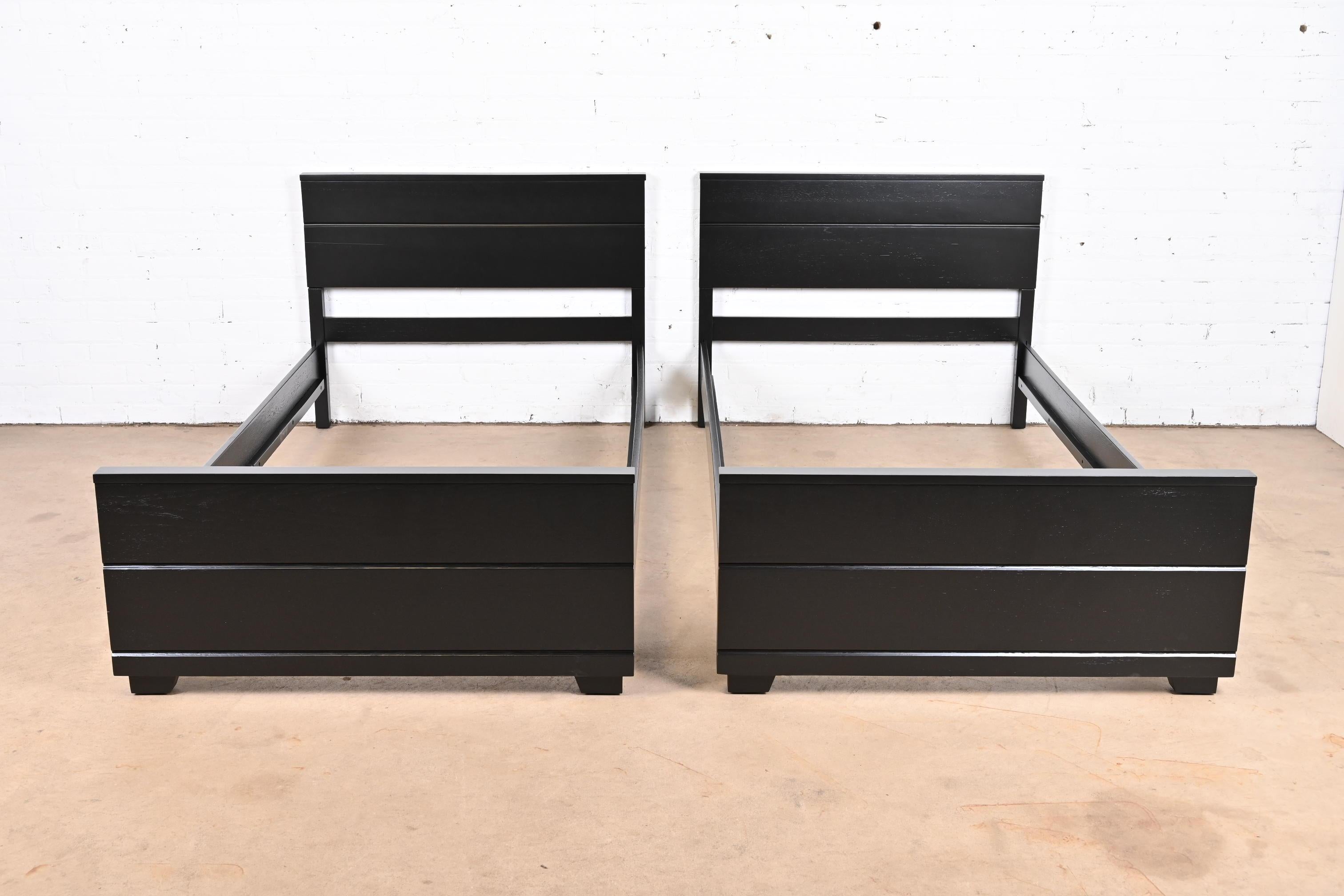 A gorgeous pair of Mid-Century Modern black lacquered oak twin bed frames

By Raymond Loewy for Mengel Furniture

USA, 1950s

Measures: 41.25