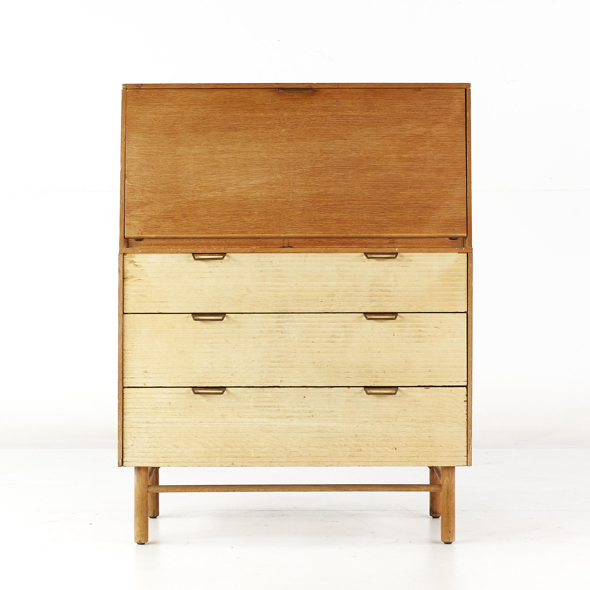 Raymond Loewy pour Mengel, secrétaire du milieu du siècle, commode highboy.

Cette commode mesure : 36 de large x 19 de profond x 47,5 de haut.

Tous les meubles peuvent être obtenus dans ce que nous appelons un état vintage restauré. Cela