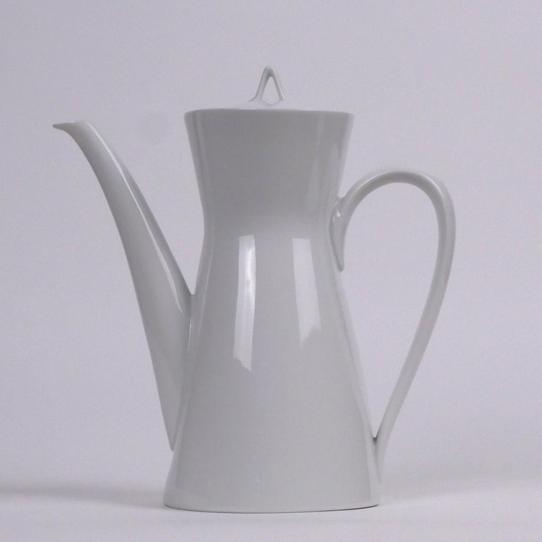 Raymond Loewy and Richard Latham for Rosenthal, 1954
large ‘Form 2000’ Coffee Pot

A lovely example of this design classic
Pure white ceramic
Excellent condition, appears to be unused
Makers stamp to underside

Dimensions approx.: diameter
