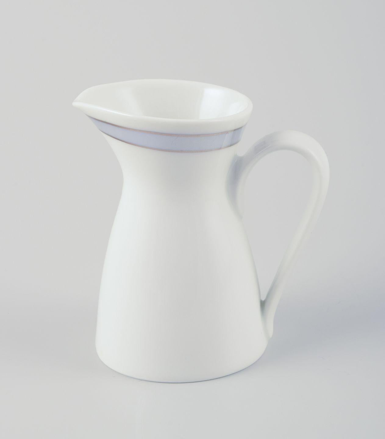 GEBRAUCHTWAREN SIND FÜR KUNDEN IN DEN USA, GROSSBRITANNIEN, AUSTRALIEN UND KANADA VON DEN EINFUHRZÖLLEN BEFREIT.   
DAHER FALLEN FÜR IHREN KAUF KEINE EINFUHRZÖLLE AN. 

Raymond Loewy für Rosenthal, Deutschland.
Kaffeeservice aus Porzellan, bestehend