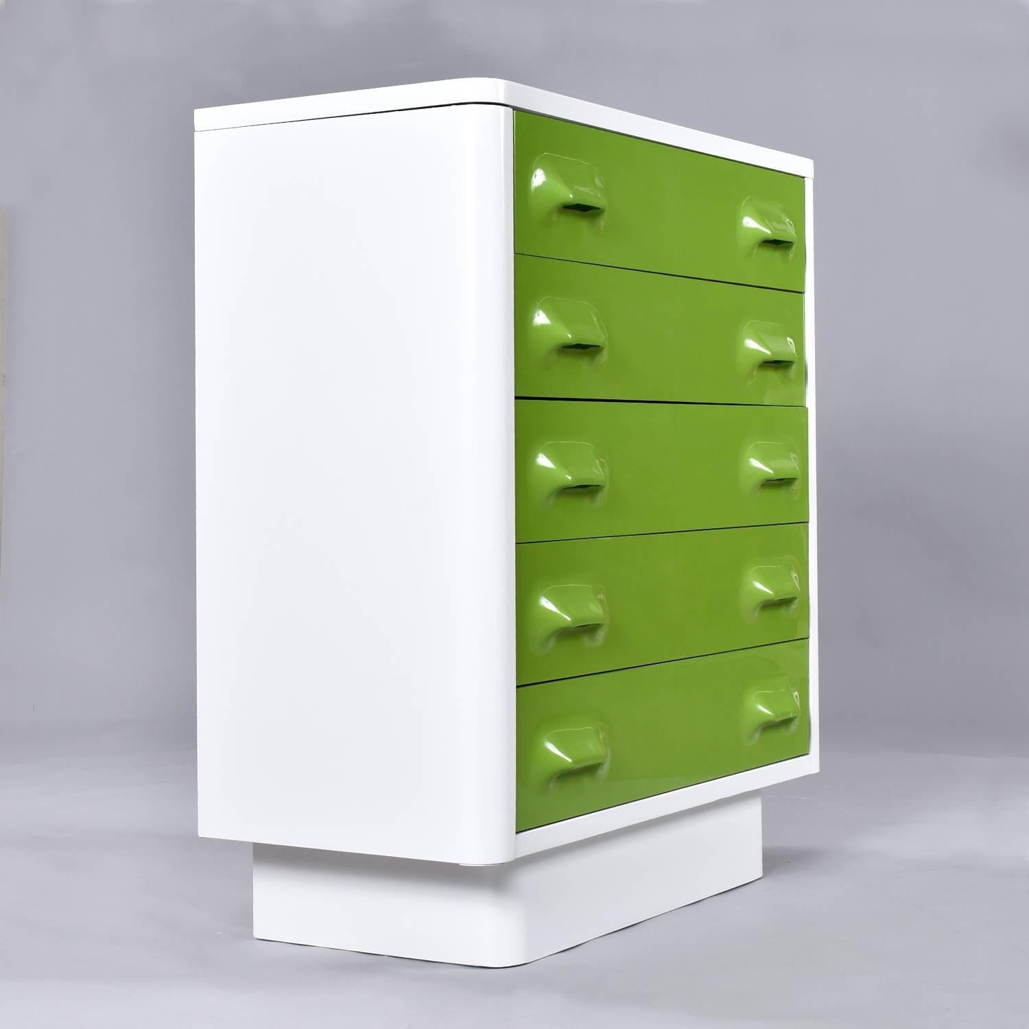 Américain Table de chevet et commode haute d'inspiration Raymond Loewy Green Chapter One en vente