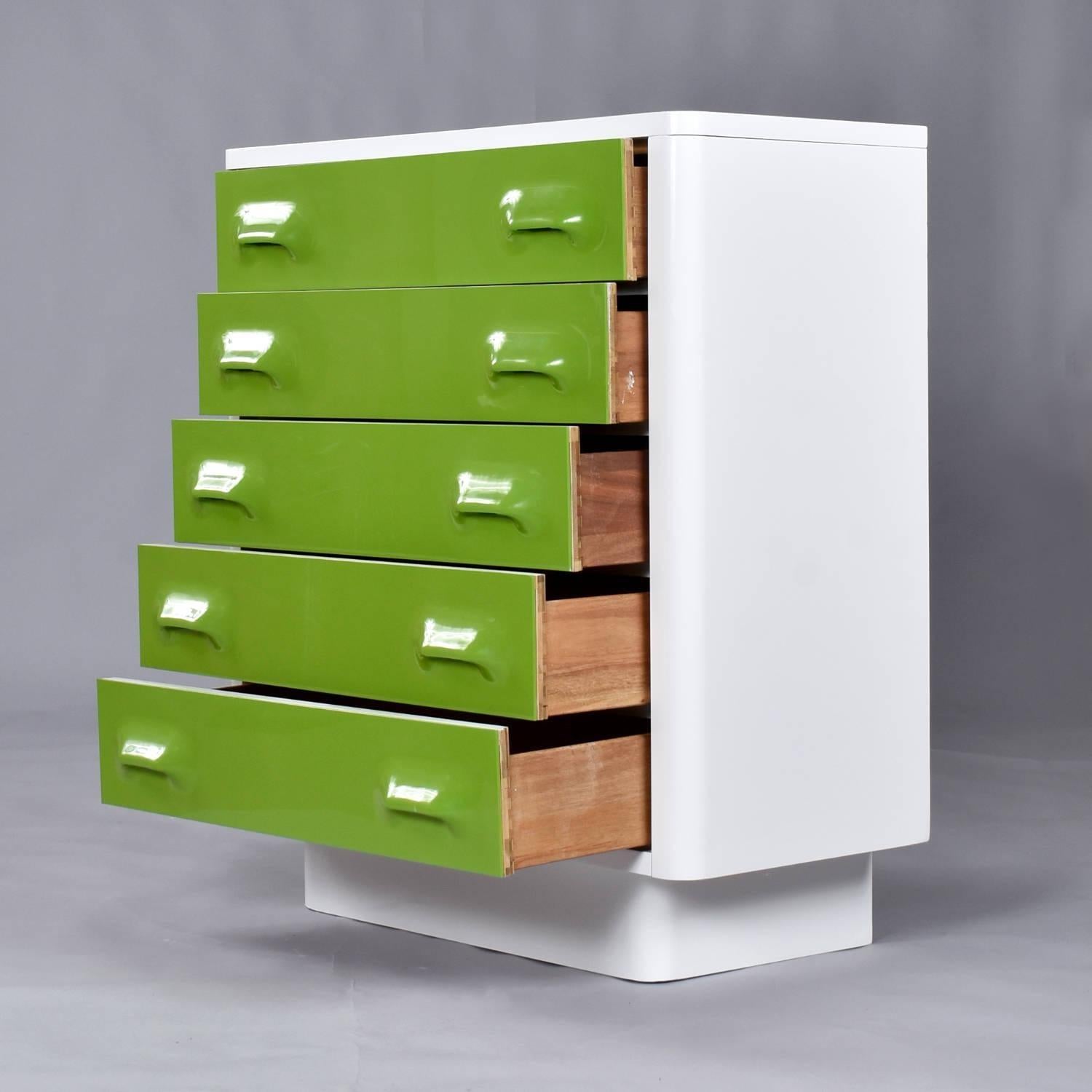 Moulé Table de chevet et commode haute d'inspiration Raymond Loewy Green Chapter One en vente