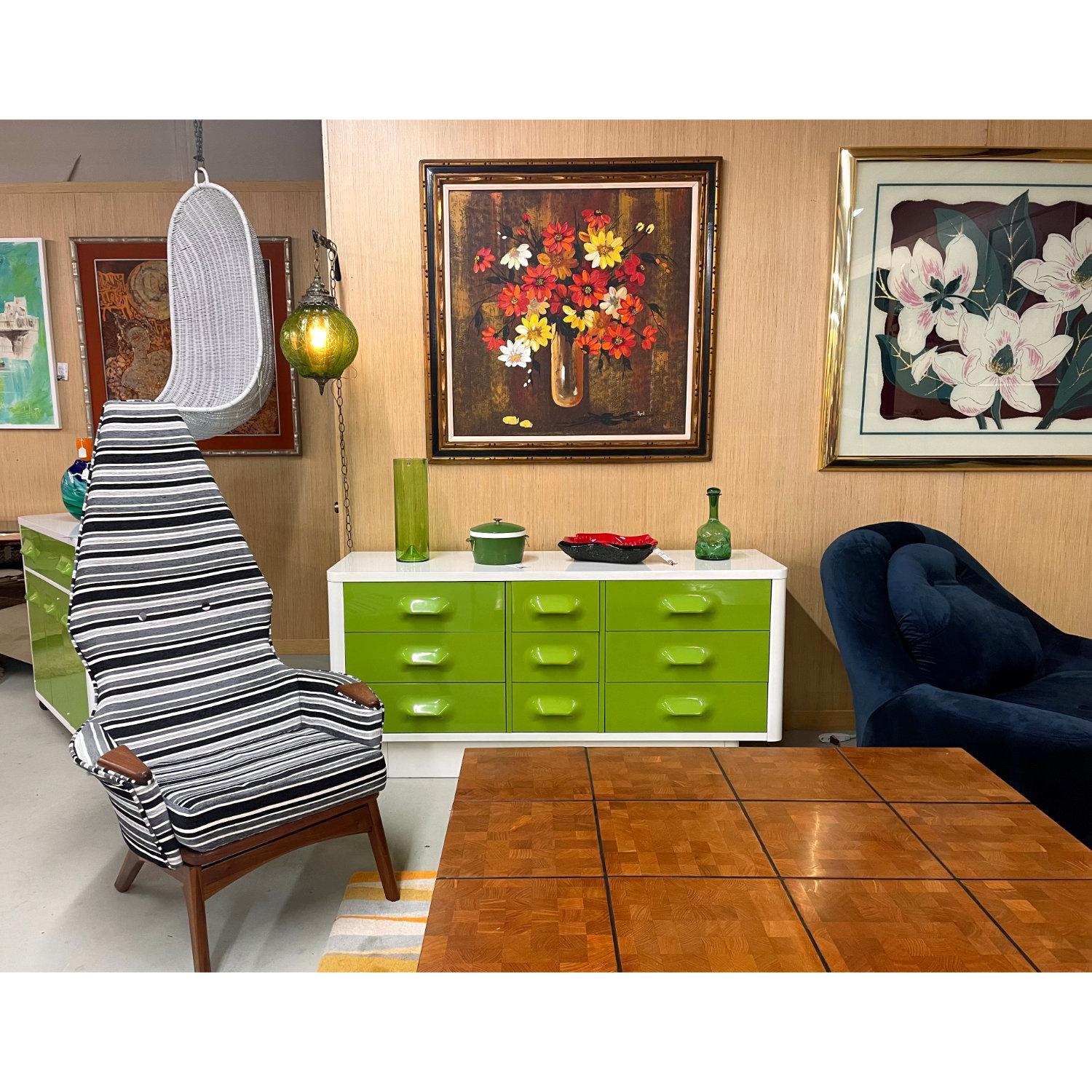 Comò triplo di Raymond Loewy ispirato al Greene & Greene One di Broyhill In condizioni buone in vendita a Chattanooga, TN