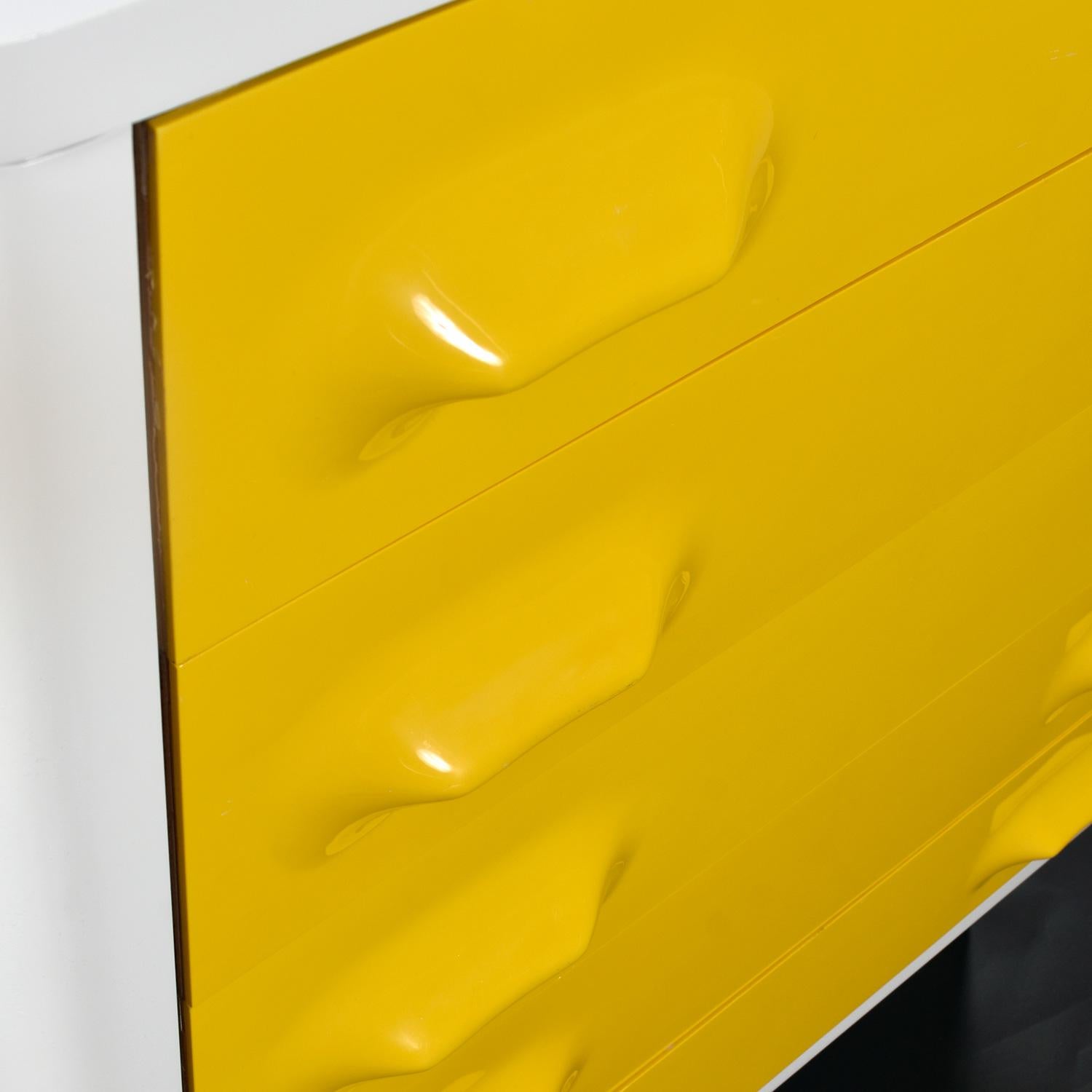 Cassettiera Highboy di metà secolo ispirata a Raymond Loewy, di colore giallo, Chapter One in vendita 2