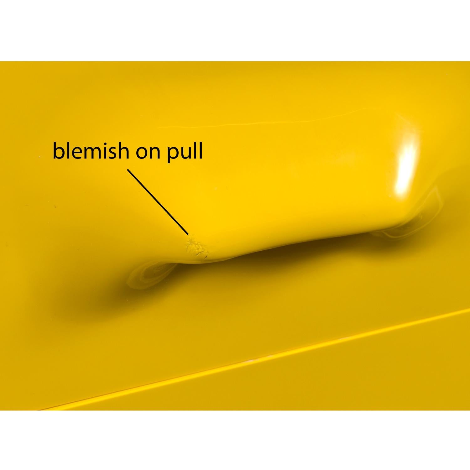 Cassettiera Highboy di metà secolo ispirata a Raymond Loewy, di colore giallo, Chapter One in vendita 4