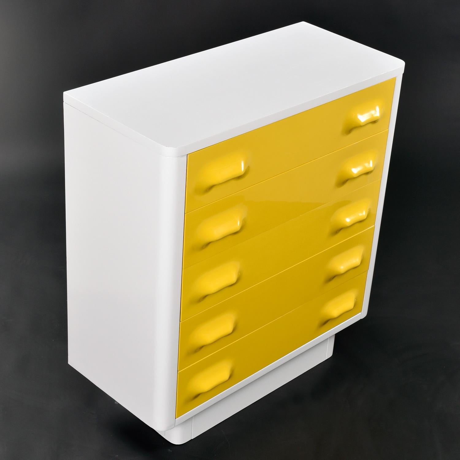 Mid-Century moderno Cassettiera Highboy di metà secolo ispirata a Raymond Loewy, di colore giallo, Chapter One in vendita