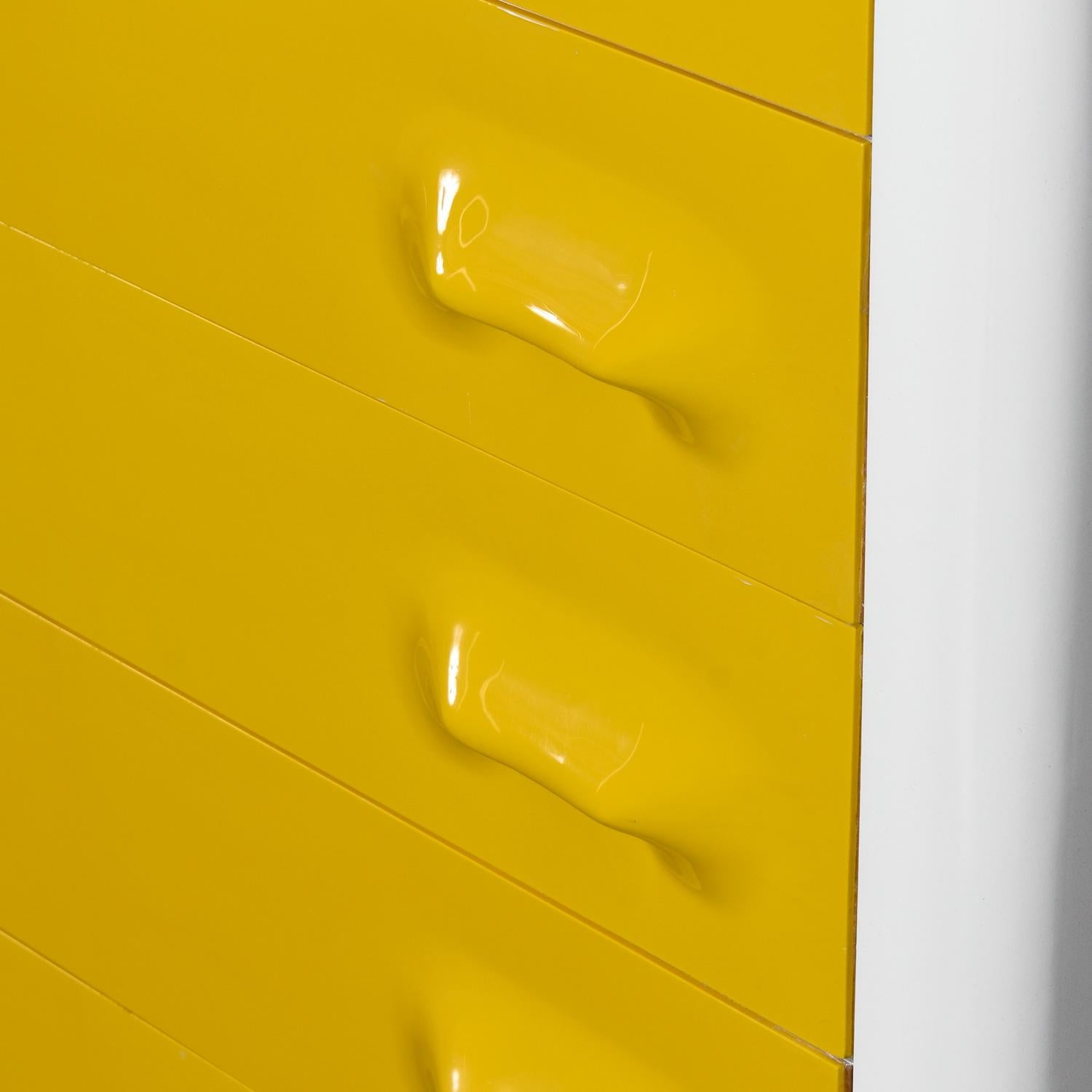 Americano Cassettiera Highboy di metà secolo ispirata a Raymond Loewy, di colore giallo, Chapter One in vendita