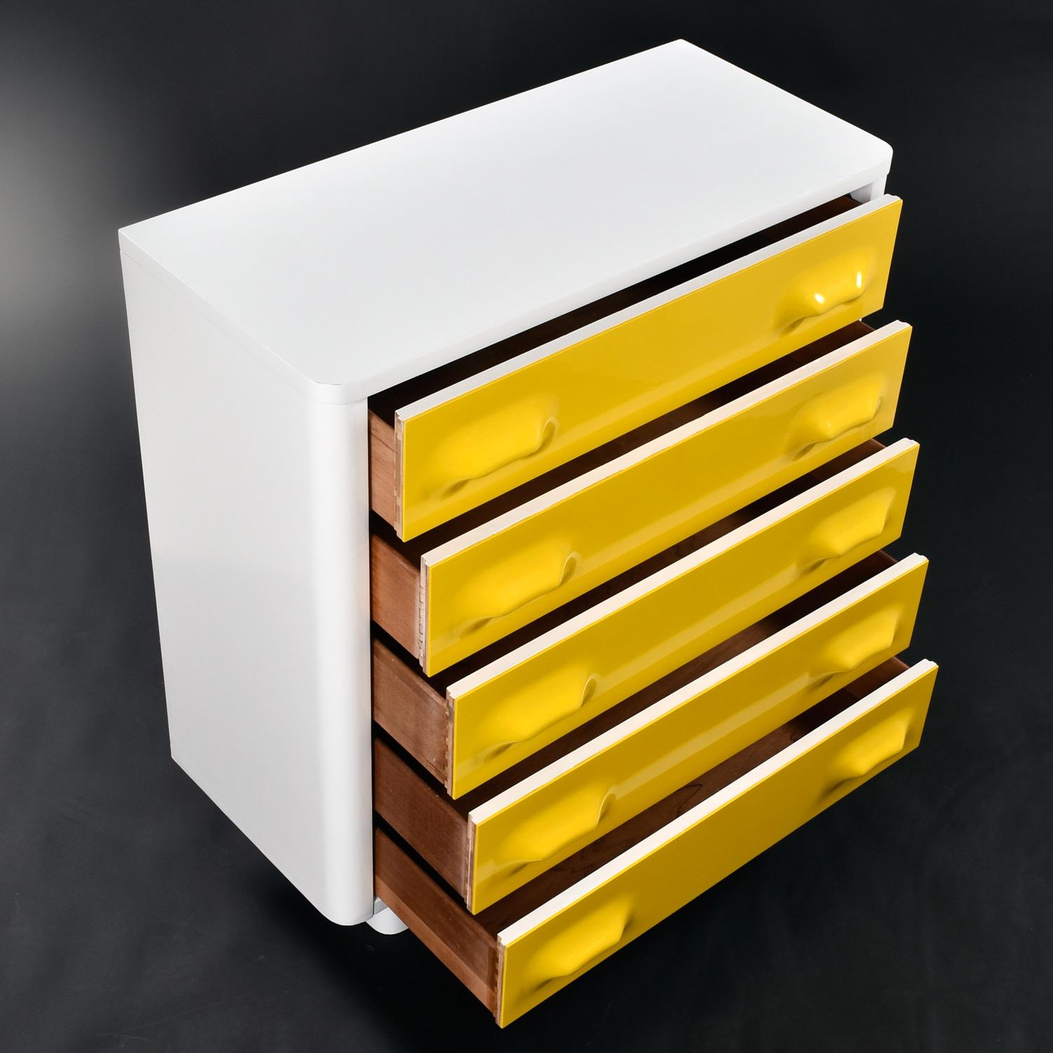 Stampato Cassettiera Highboy di metà secolo ispirata a Raymond Loewy, di colore giallo, Chapter One in vendita