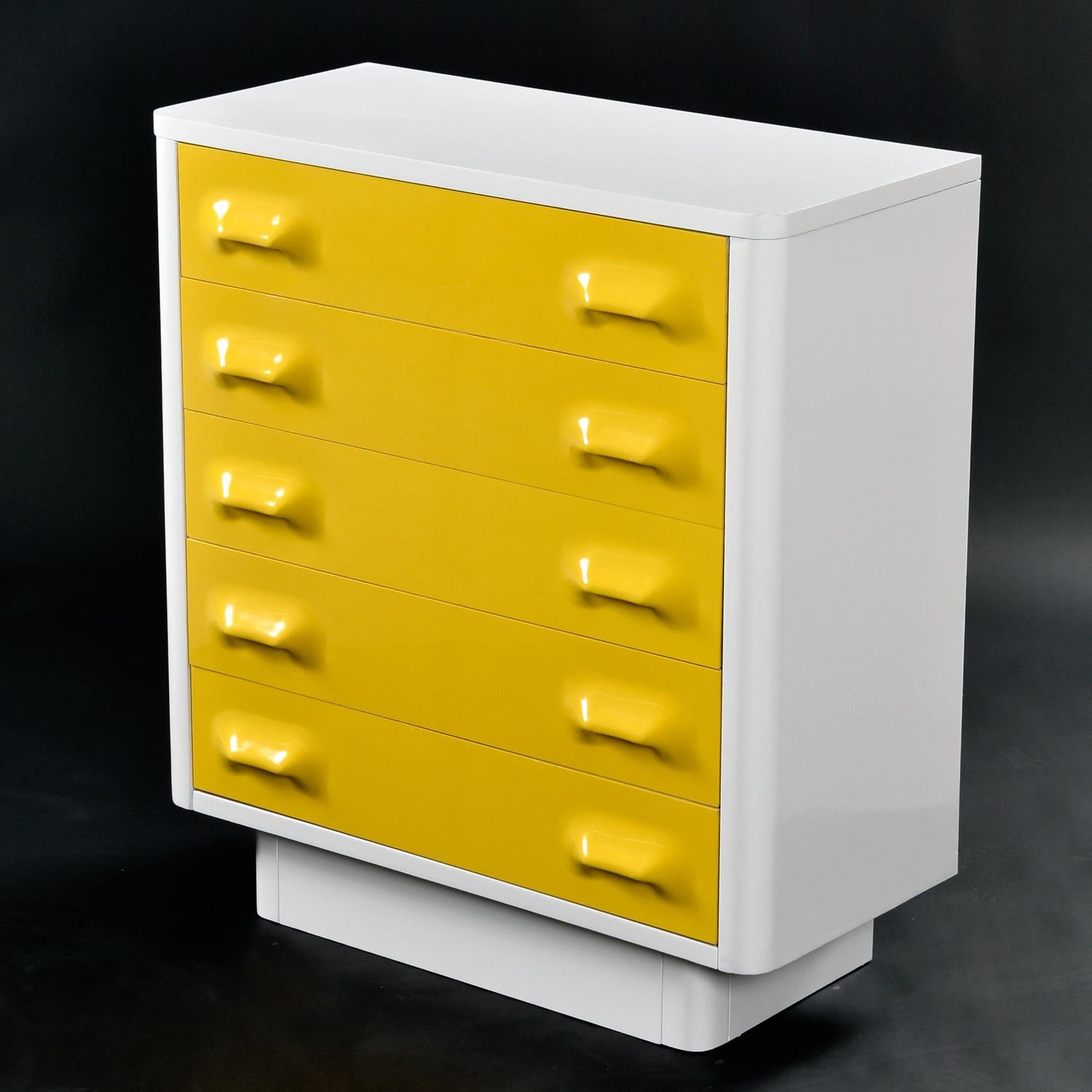 Fine XX secolo Cassettiera Highboy di metà secolo ispirata a Raymond Loewy, di colore giallo, Chapter One in vendita
