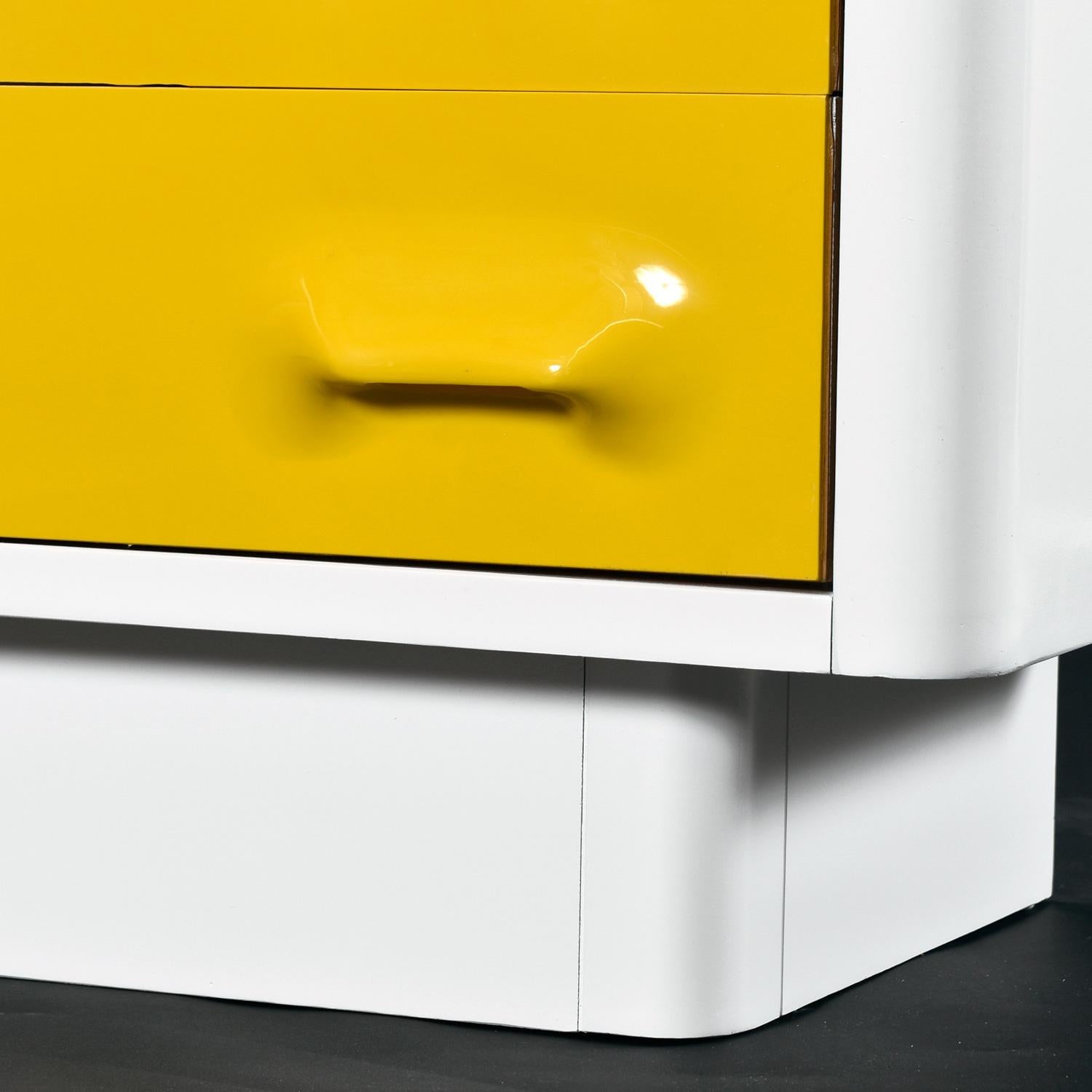 Plastica Cassettiera Highboy di metà secolo ispirata a Raymond Loewy, di colore giallo, Chapter One in vendita