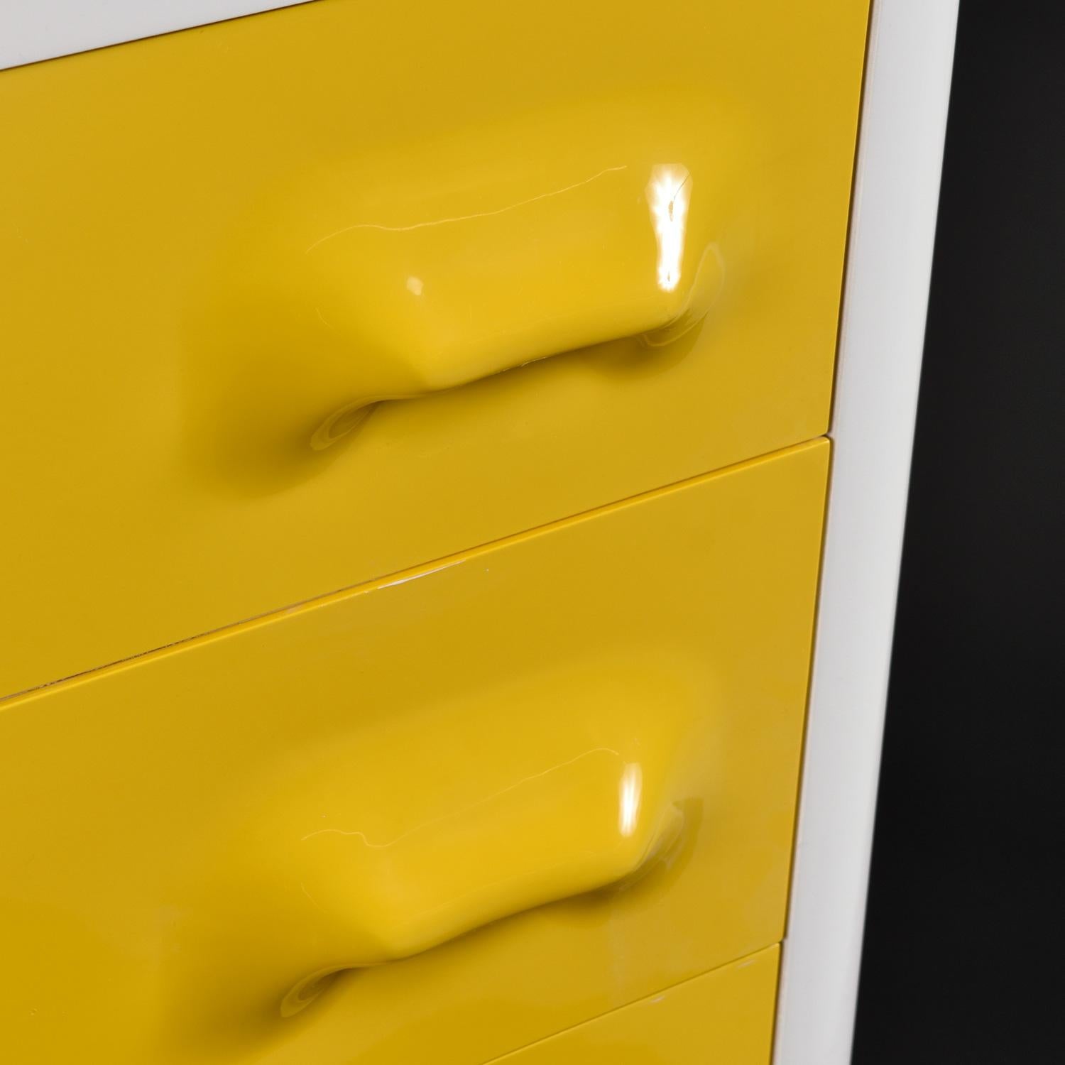 Cassettiera Highboy di metà secolo ispirata a Raymond Loewy, di colore giallo, Chapter One in vendita 1