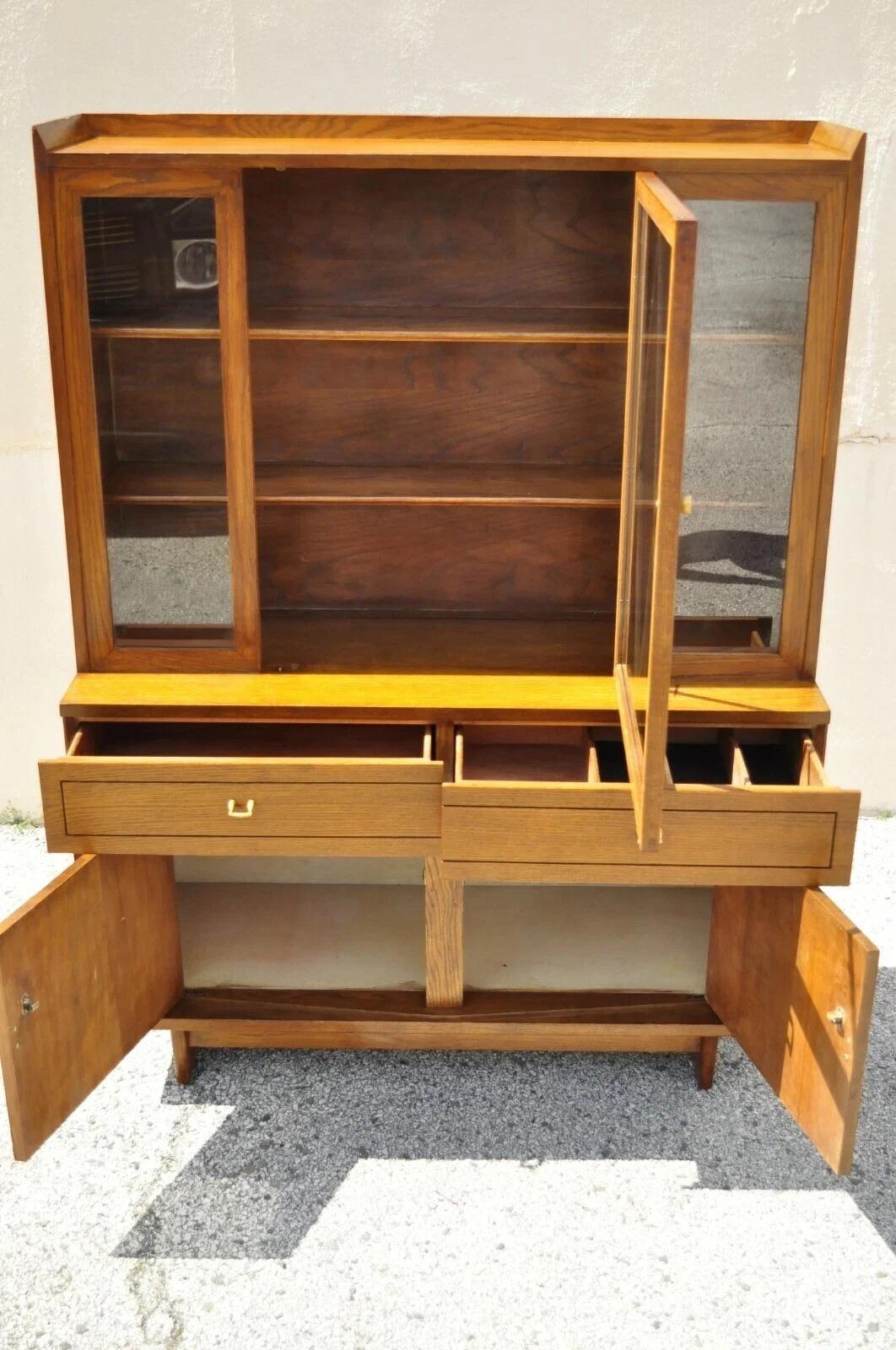 Raymond Loewy Mengel Mid Century Modern Sculpted Oak Bookcase China Cabinet In Good Condition For Sale In Philadelphia, PA