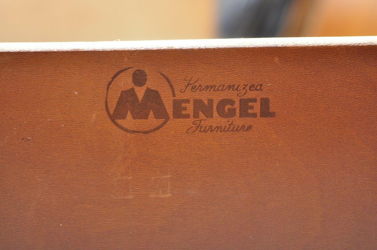 Meuble de rangement en chêne sculpté moderne mi-siècle moderne de Raymond Loewy pour Mengel en vente 2