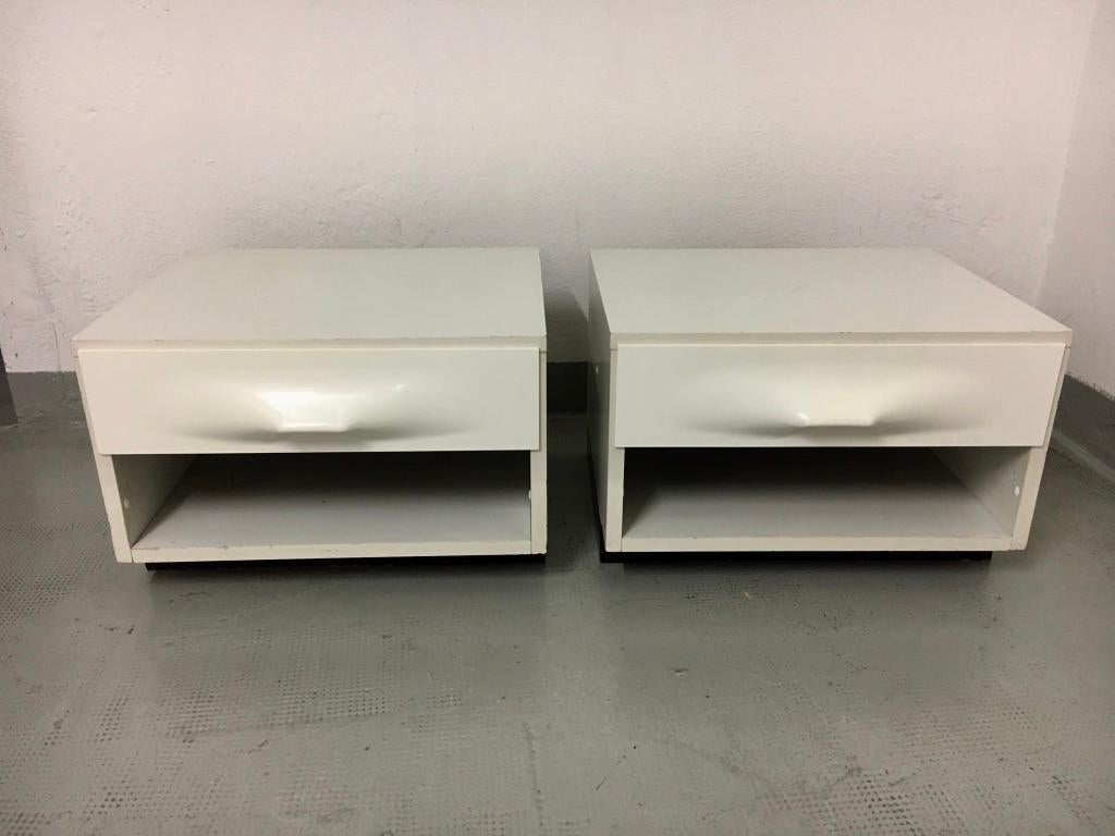 Pair of bedsude tables, white laminate wood cabinet with white moulded plastic frond drawer
By Raymond Loewy produced by Doubinsky Frères DF2000, France circa 1960s
Good vintage condition.
  