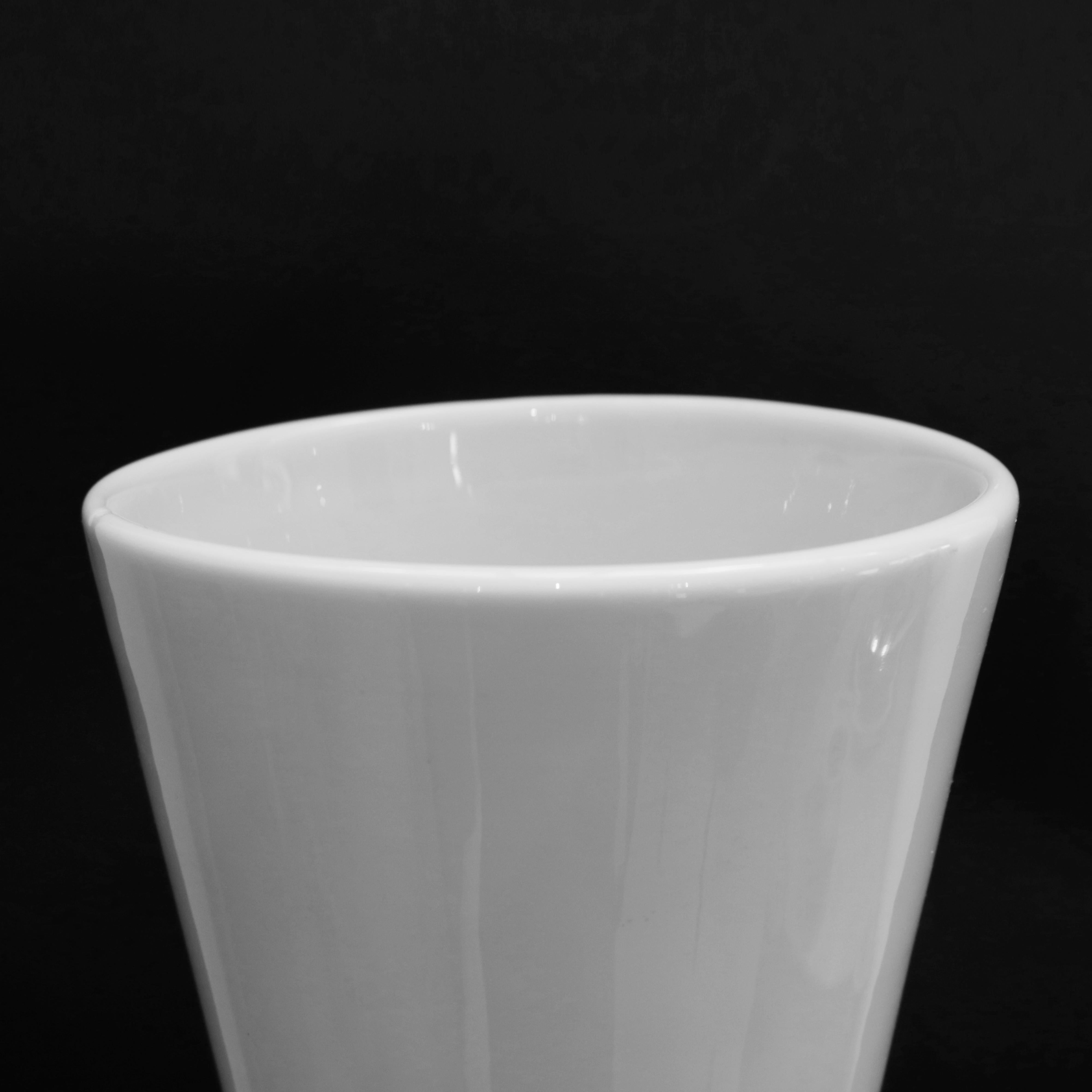 Vaso in porcellana bianca disegnato da Raymond Loewy per Rosenthal Porcelain, in Germania, intorno al 1960. 
Il semplice e  L'elegante profilo di questo vaso esemplifica il meglio del moderno design tedesco. 