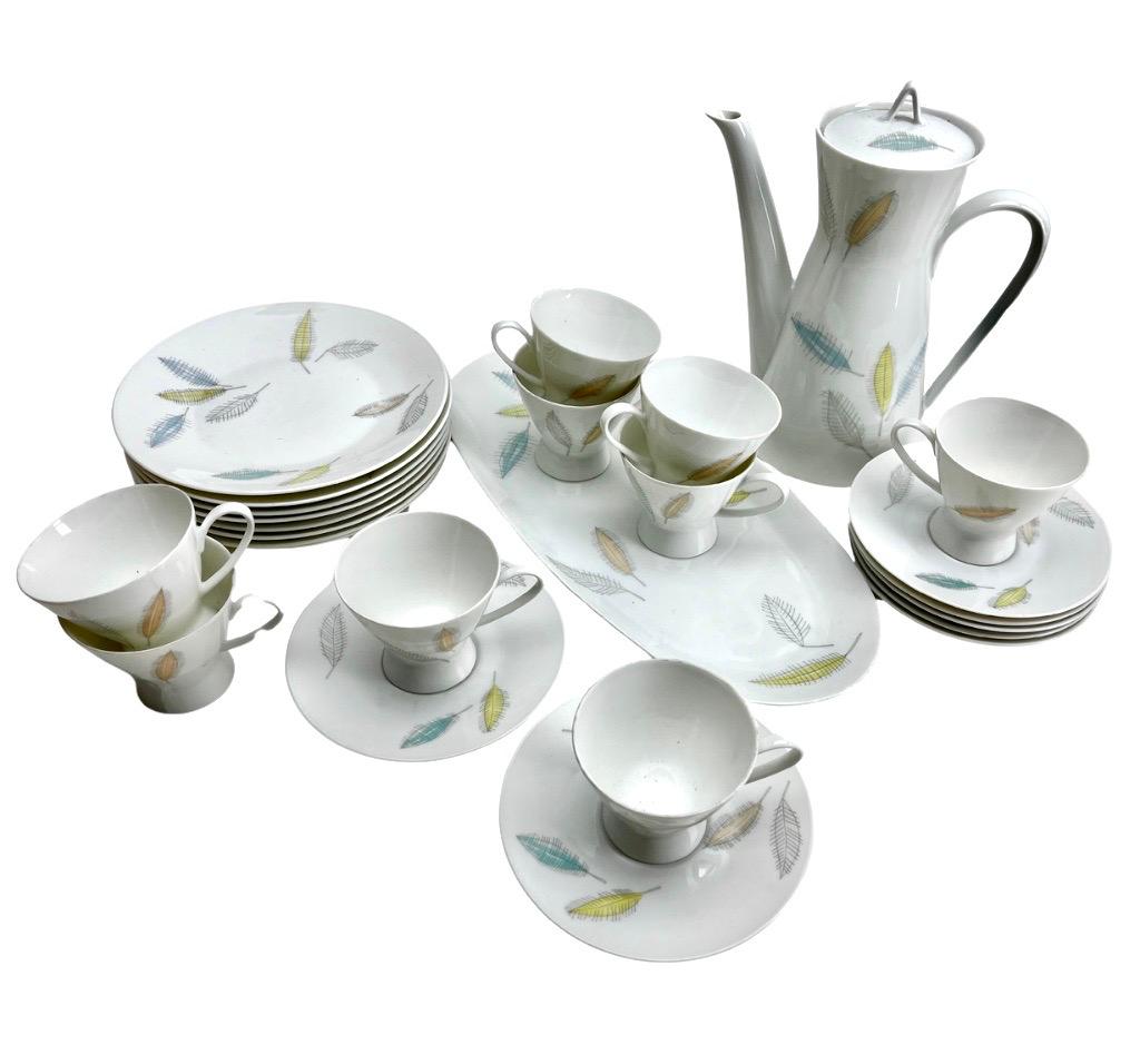 Raymond Loewy Rosenthal - servies 26 pieces Form 2000 Bunte Blätter 

In the early 1950’s Rosenthal, a German maker of fine china, was looking to update their image and break into the American market.  To do so they employed the famous Raymond