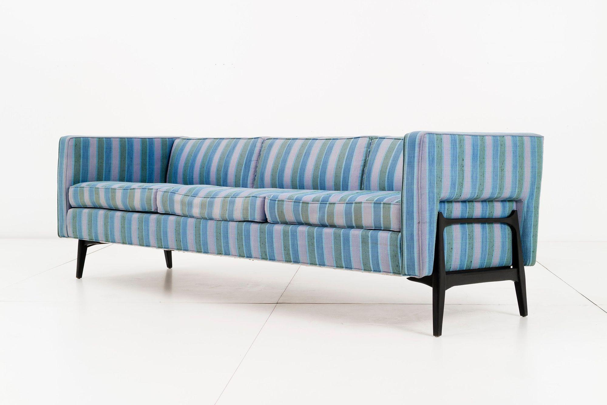Raymond Loewy pour le canapé trois places Simmons. Côtés découpés avec structure de support des pieds insérée, pieds coniques laqués noirs. Tissu d'origine décapé En bon état vintage Possibilité de retapisser avec le matériel fourni par le