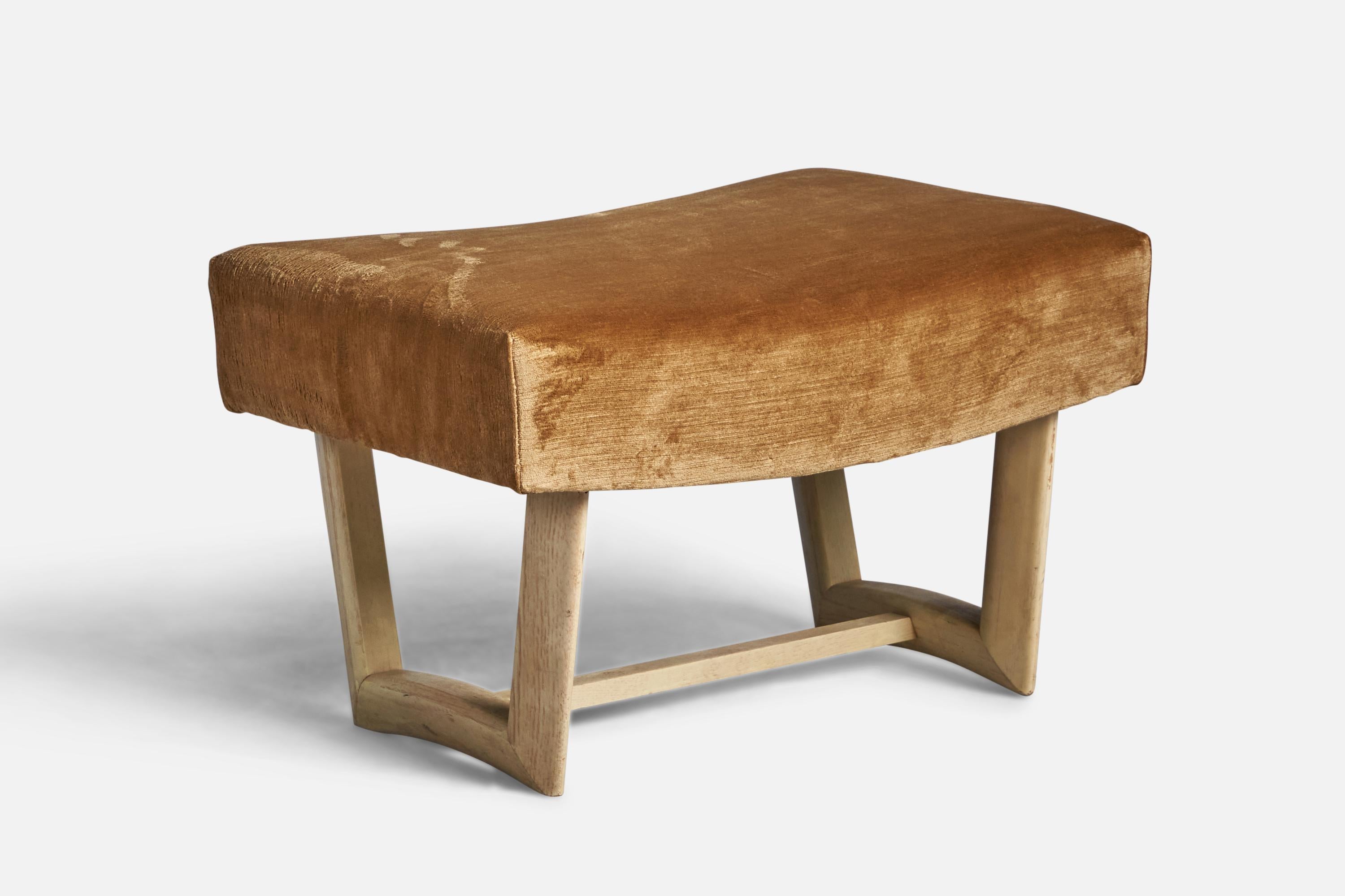 Hocker aus gebrannter Eiche und beigem Samt, entworfen von Raymond Loewy und hergestellt von Mengel Furniture Co, USA, um 1950.