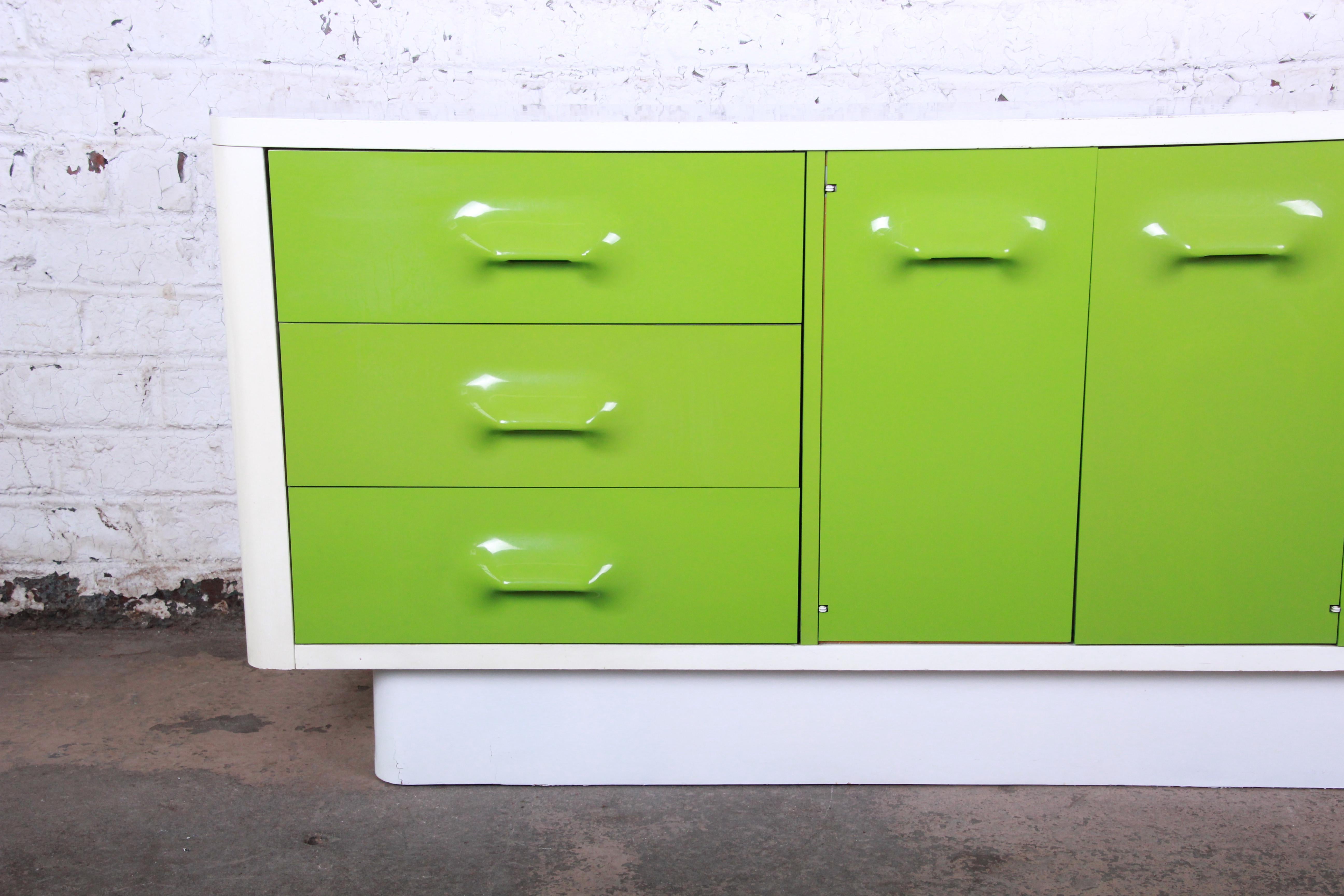 Raymond Loewy Stil Space Age Atomic Credenza oder Media Cabinet von Broyhill im Zustand „Gut“ in South Bend, IN