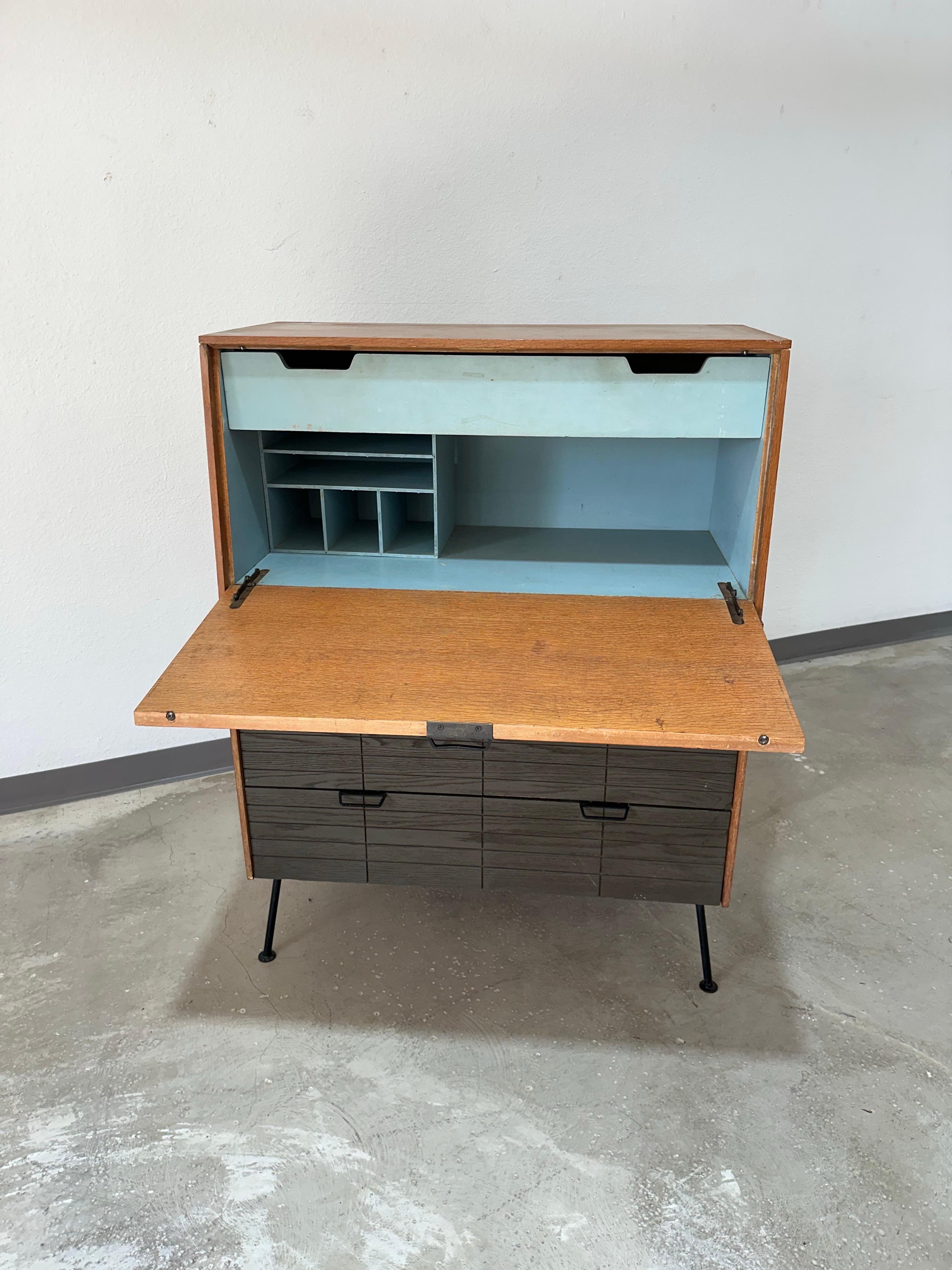 Raymond Lowey for Mengel Mid Century Secretary Desk c.1950's en vente 7