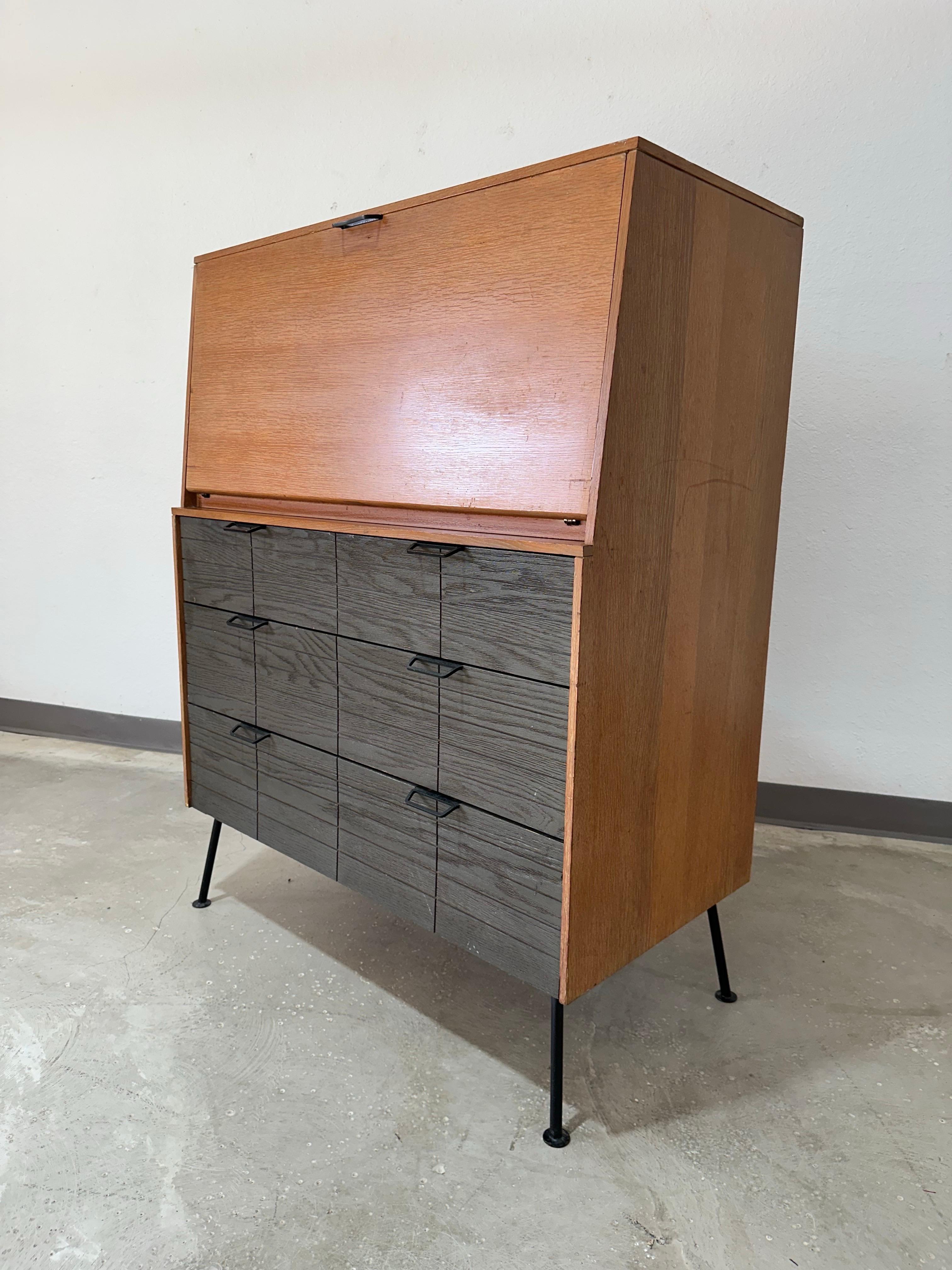 Bureau-secrétaire Mengel de style Mid Century Modern, conçu par Raymond Loewy c.1950's. Finition originale à deux tons en chêne cérusé avec façades de tiroirs gris anthracite et quincaillerie et pieds en fer noir. Intérieur du meuble secrétaire en