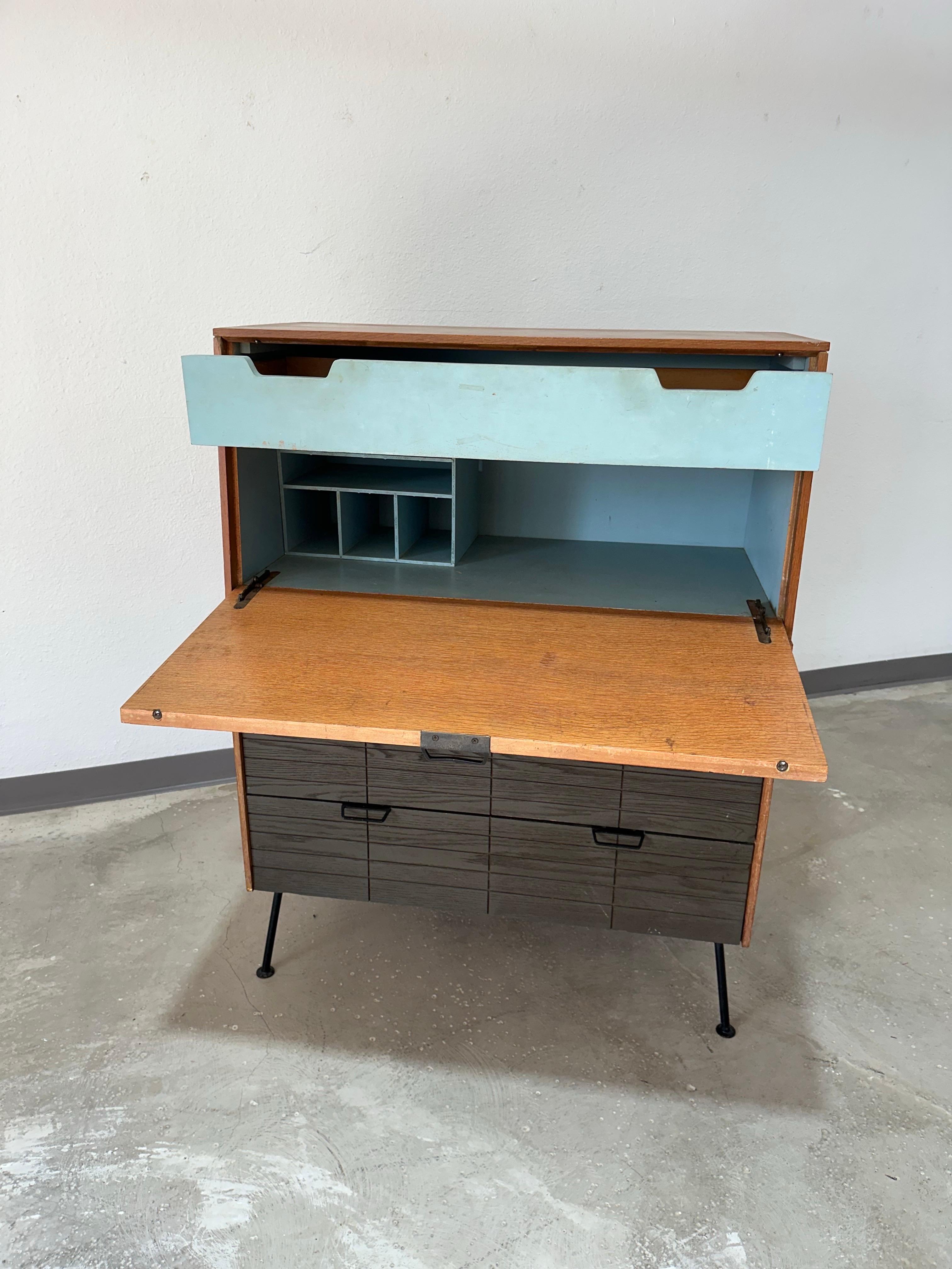 Américain Raymond Lowey for Mengel Mid Century Secretary Desk c.1950's en vente