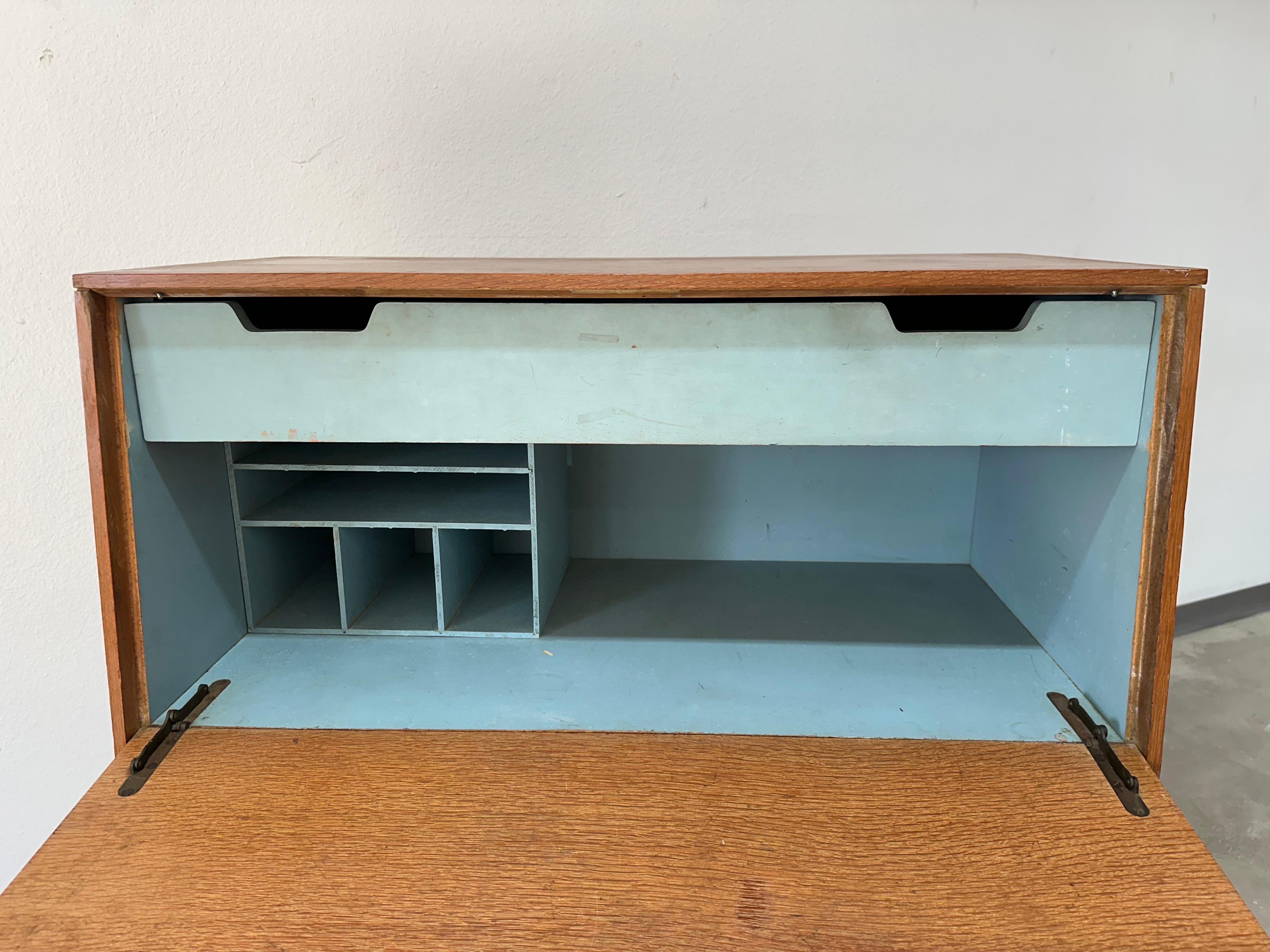 20ième siècle Raymond Lowey for Mengel Mid Century Secretary Desk c.1950's en vente