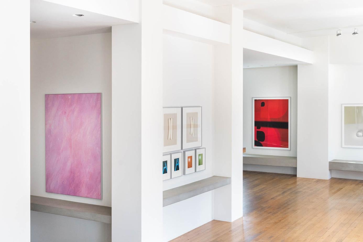Rotes Fenster (künstlerisch gerahmt) – abstrakte, monochrome Fotografie in großem Maßstab  (Abstrakt), Photograph, von Raymond Meier