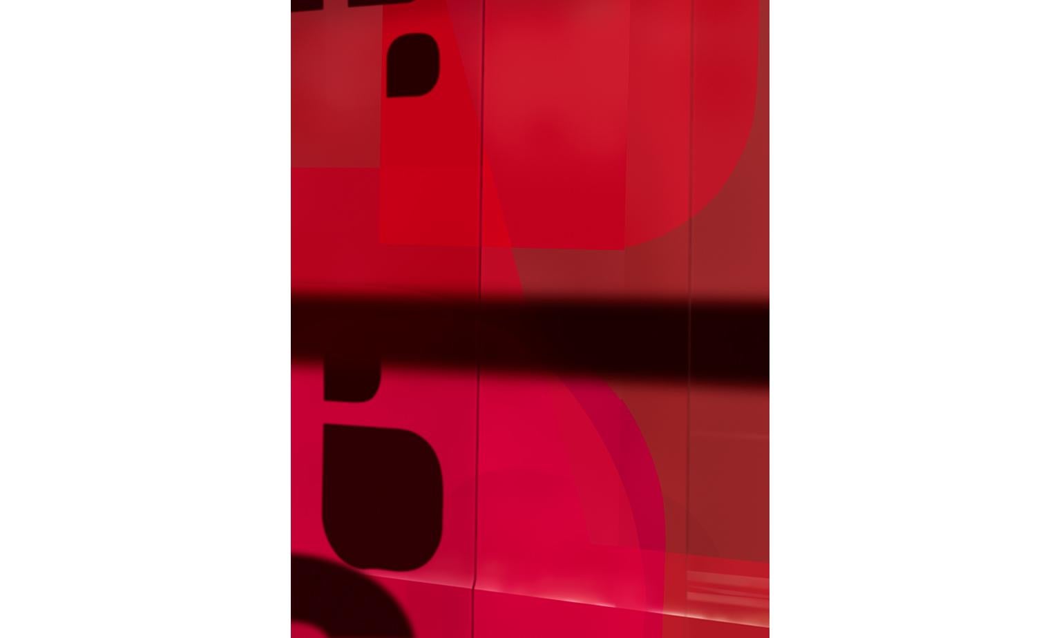 observation abstraite monochrome à grande échelle d'éléments architecturaux géométriques, tirée de la série Renderings de Raymond Meier

Fenêtre rouge (Renderings 05) par Raymond Meier

édition limitée à 5 + 3AP
encadrement en aluminium ( 0.5