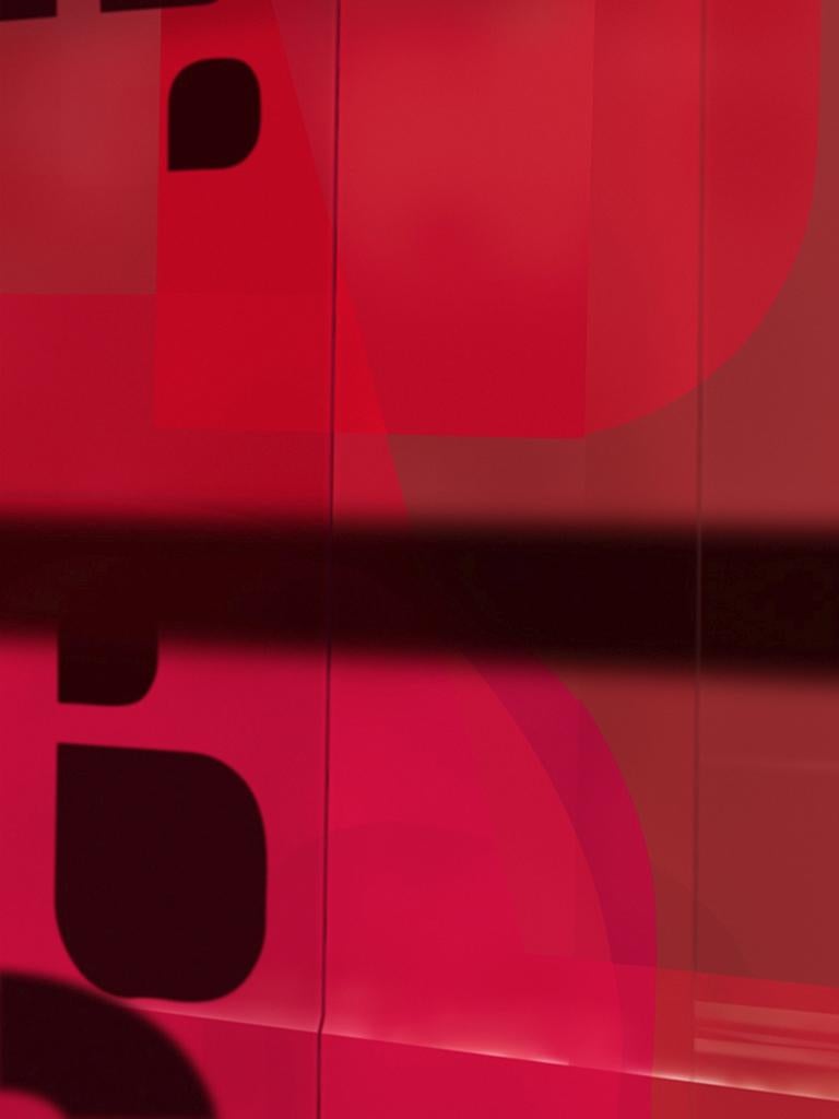 Raymond Meier Color Photograph – Rotes Fenster (künstlerisch gerahmt) – abstrakte, monochrome Fotografie in großem Maßstab 