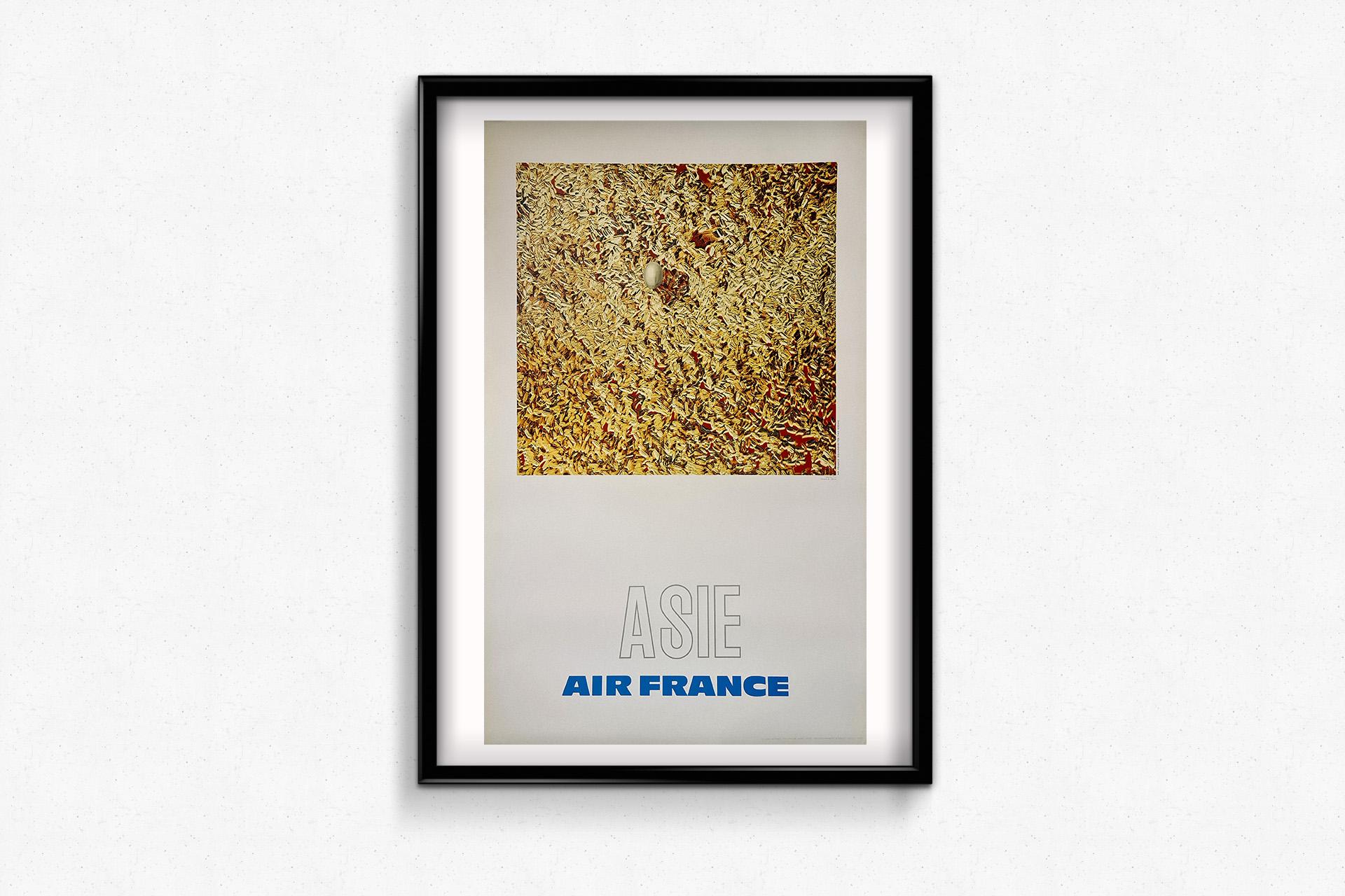 Das Original-Reiseplakat von Pagès für Air France aus dem Jahr 1971, das für Reisen nach Asien wirbt, ist ein fesselndes Werk, das das wachsende Interesse der damaligen Zeit an globalen Erkundungen und kulturellen Entdeckungen widerspiegelt. Als das