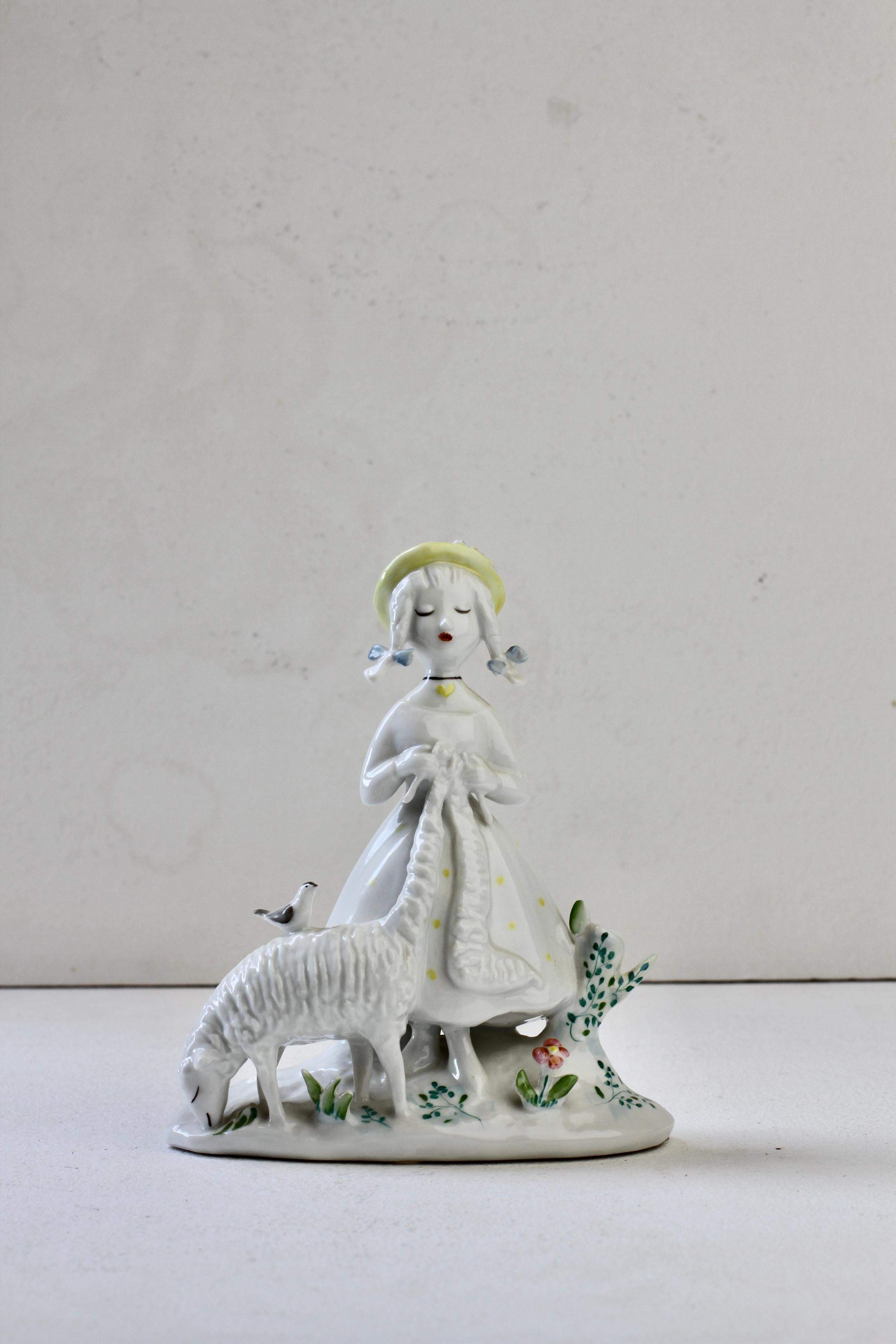 Magnifique sculpture en porcelaine du milieu du siècle, conçue par l'artiste et caricaturiste français Raymond Peynet (1908-1999) pour le fabricant de porcelaine allemand Rosenthal vers 1958, dans le cadre de leur gamme d'articles 