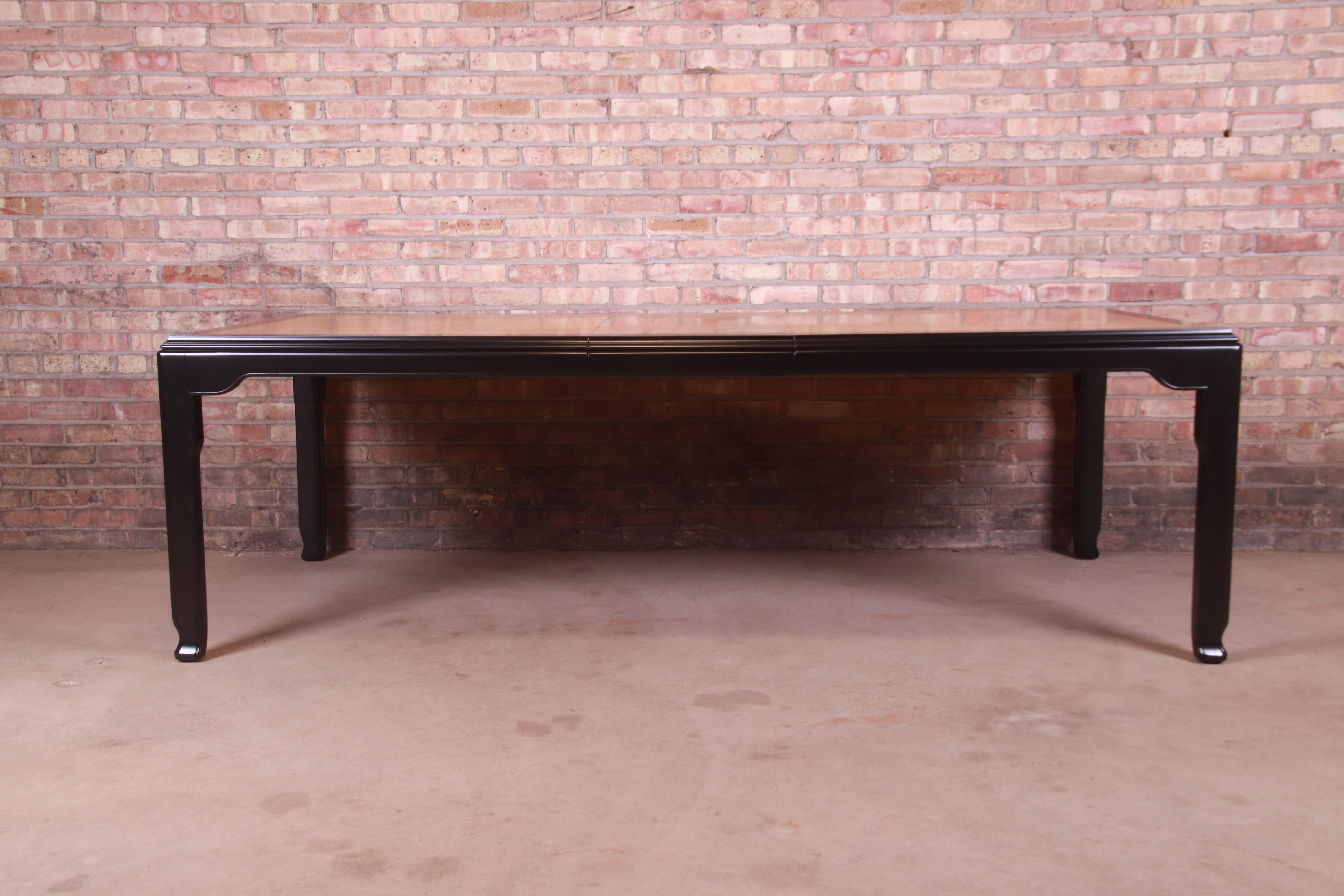 Mid-Century Modern Table de salle à manger Raymond Sobota pour Century en bois de ronce et laque noire, revernie en vente