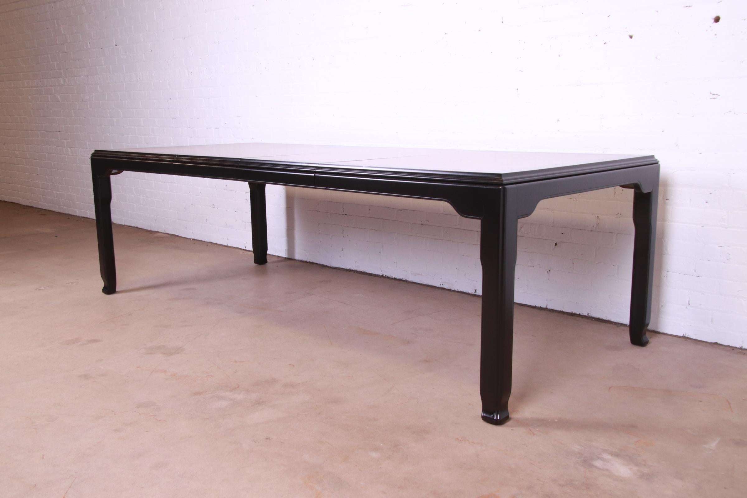 A gorgeous Mid-Century Modern Hollywood Regency Chinoiserie extension dining table

By Raymond Sobota for Century Furniture

USA, 1970s

Burl wood top, with black lacquered trim and legs.

Measures: 62