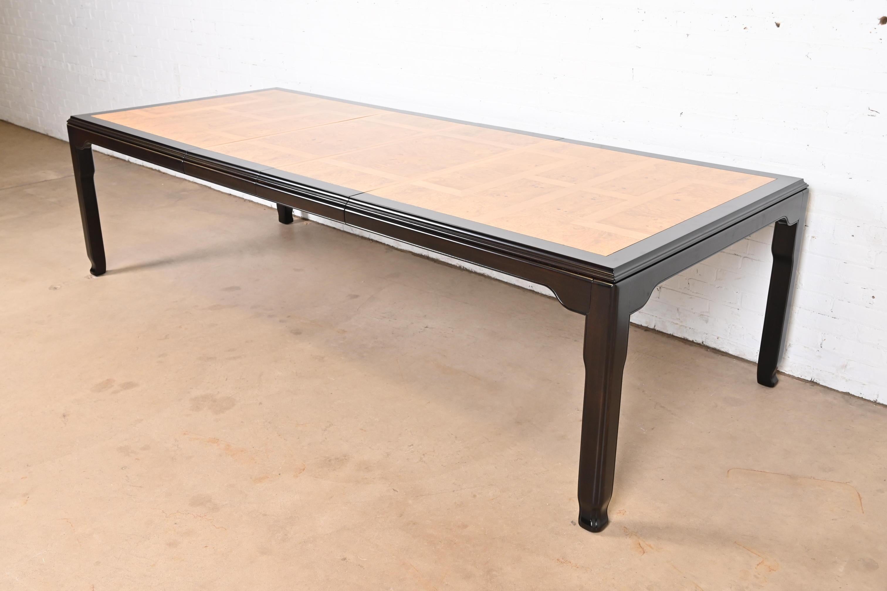 Magnifique table de salle à manger à rallonge Hollywood Regency Chinoiserie de style moderne du milieu du siècle dernier.

Par Raymond Sobota pour Century Furniture

USA, Circa 1970s

Plateau en bois de ronce avec motif parquet, avec garniture et