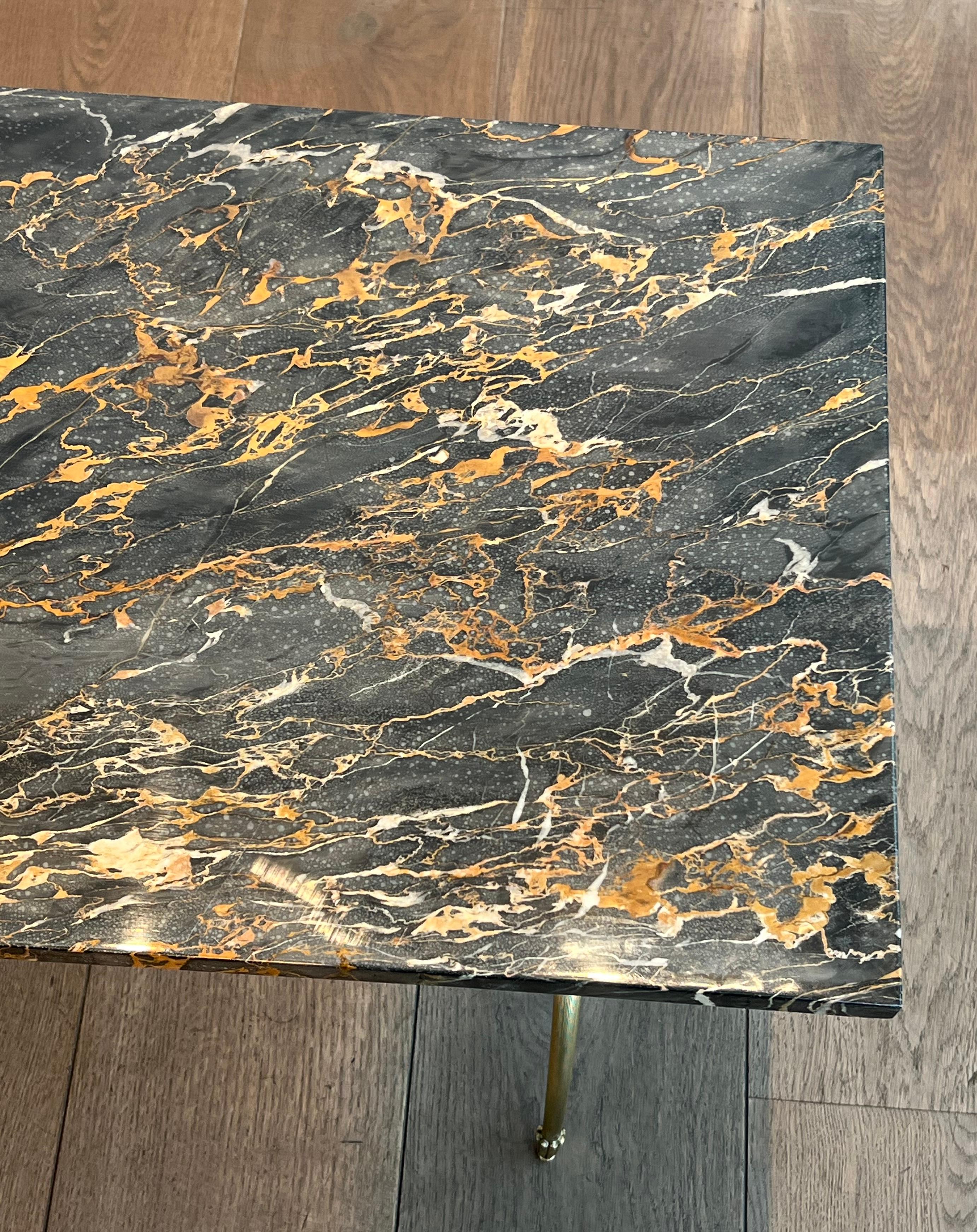 Tavolino da caffè in stile neoclassico in ottone e marmo Raymond Subes in vendita 10