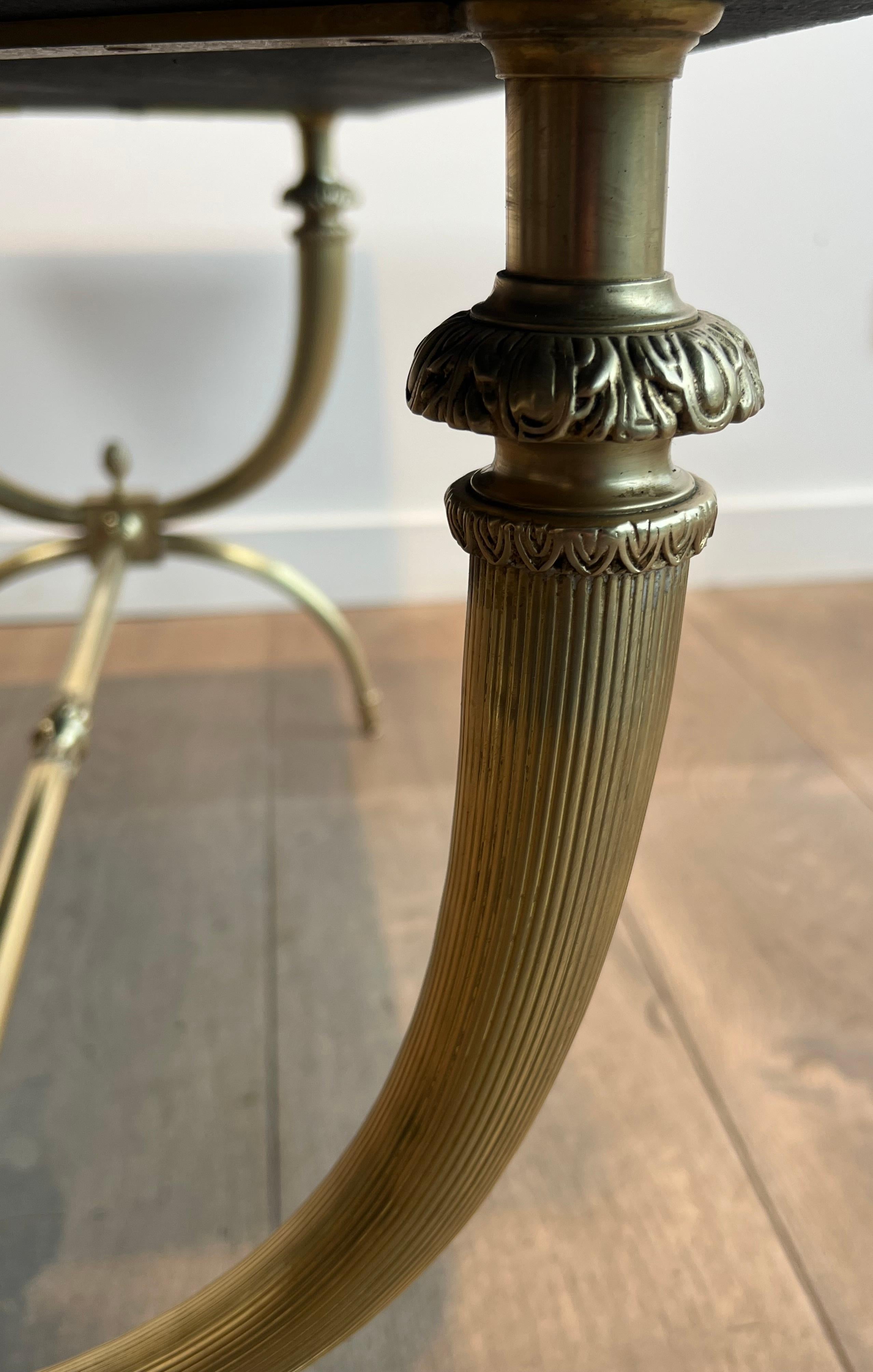 Tavolino da caffè in stile neoclassico in ottone e marmo Raymond Subes in vendita 11