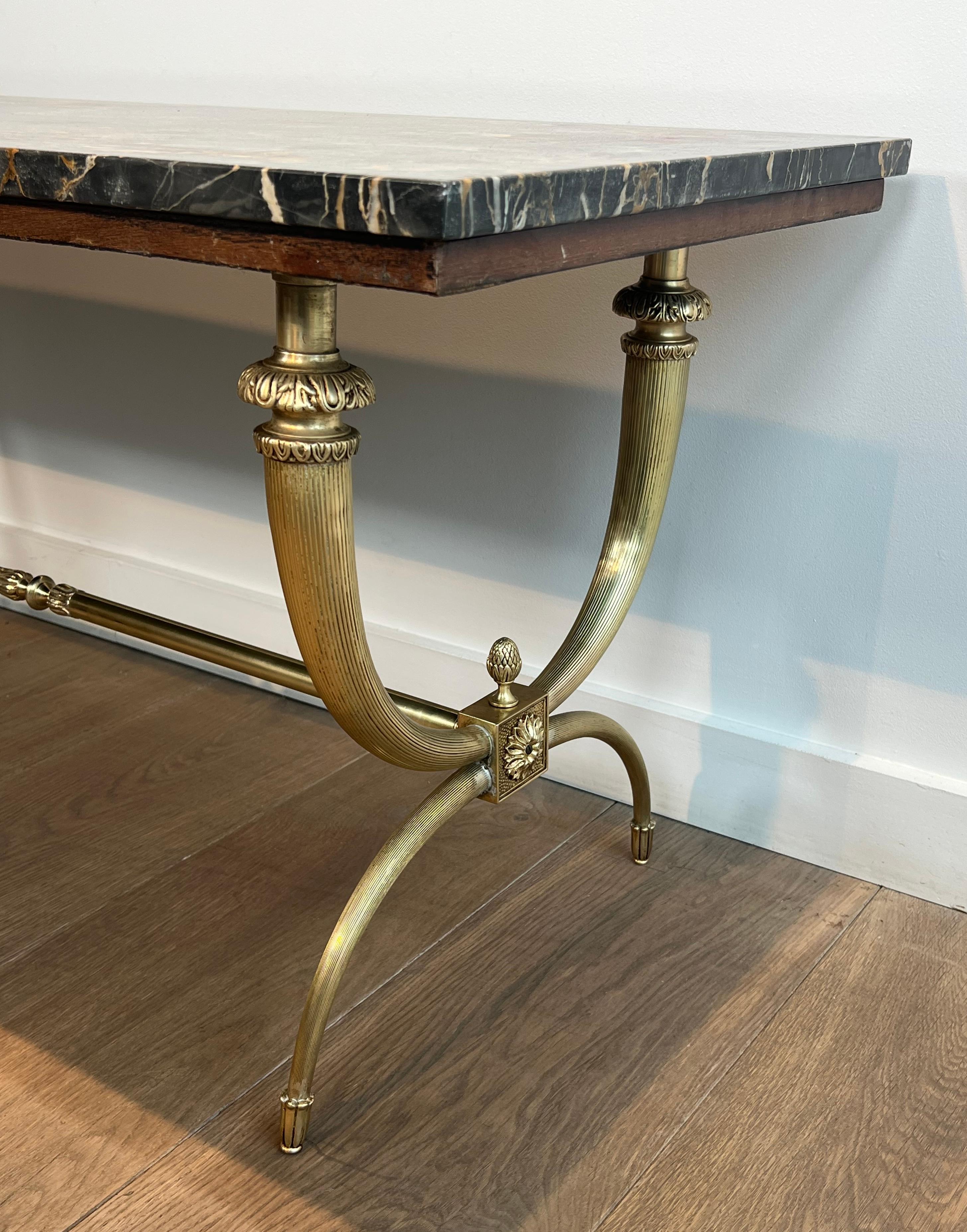 Tavolino da caffè in stile neoclassico in ottone e marmo Raymond Subes in vendita 1