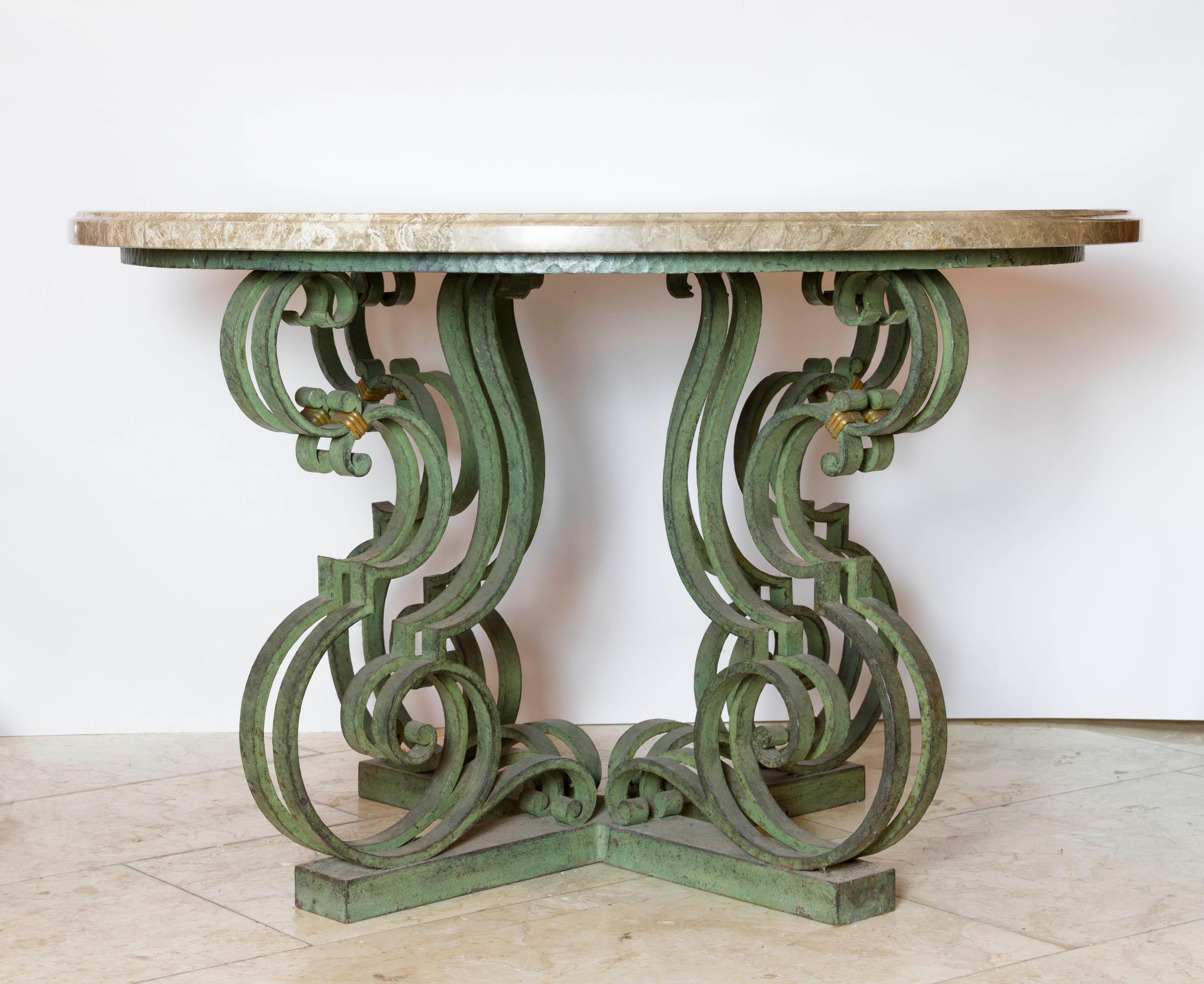 Mesa francesa Art Decó de hierro forjado con tablero de mármol Años 30/40 
atribuido a Raymond Subes

Verde original pintado con dorado, encimera de mármol travertino pulido