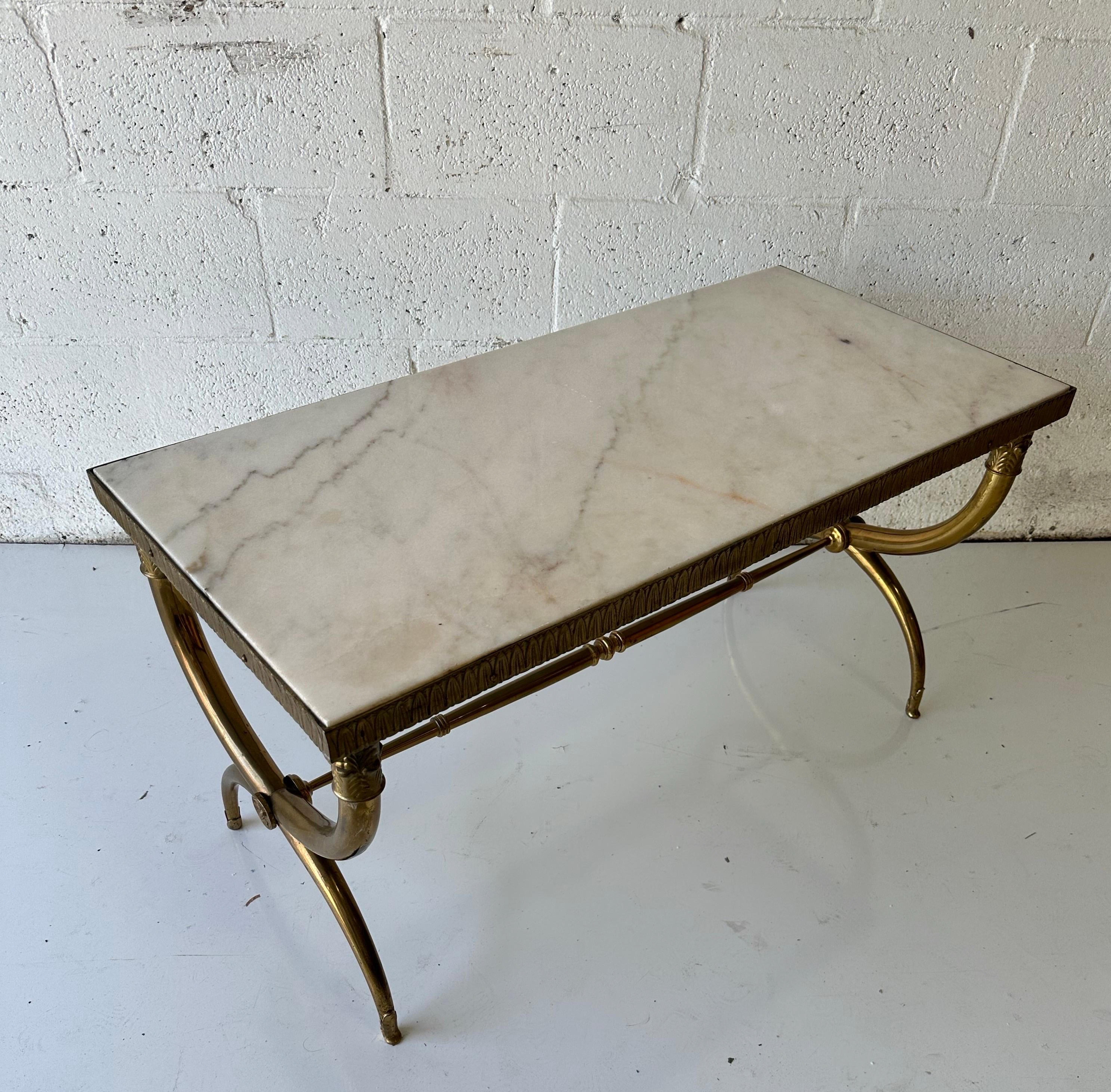 Néoclassique Table basse style Raymond Subes avec plateau en marbre en vente