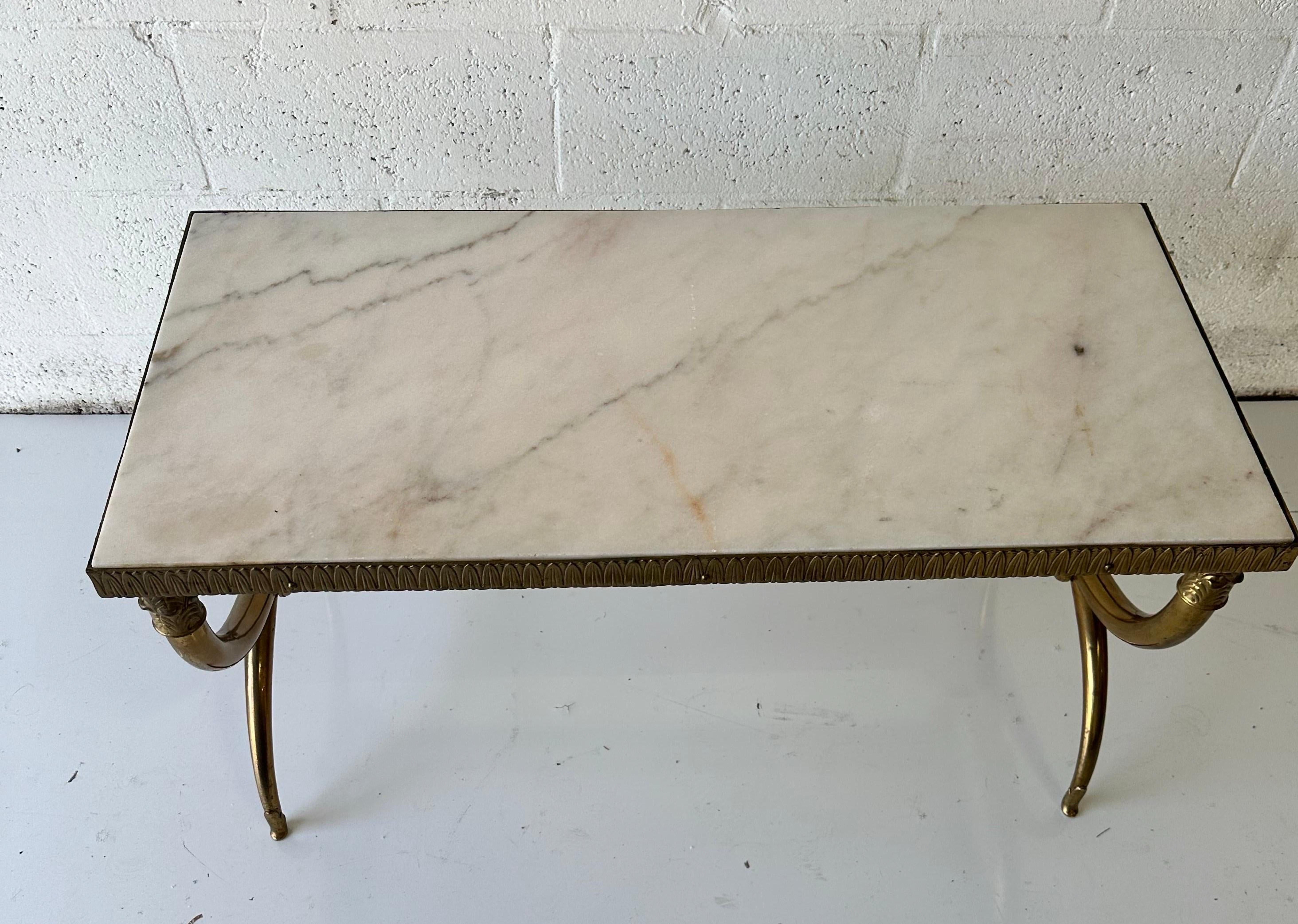 Français Table basse style Raymond Subes avec plateau en marbre en vente