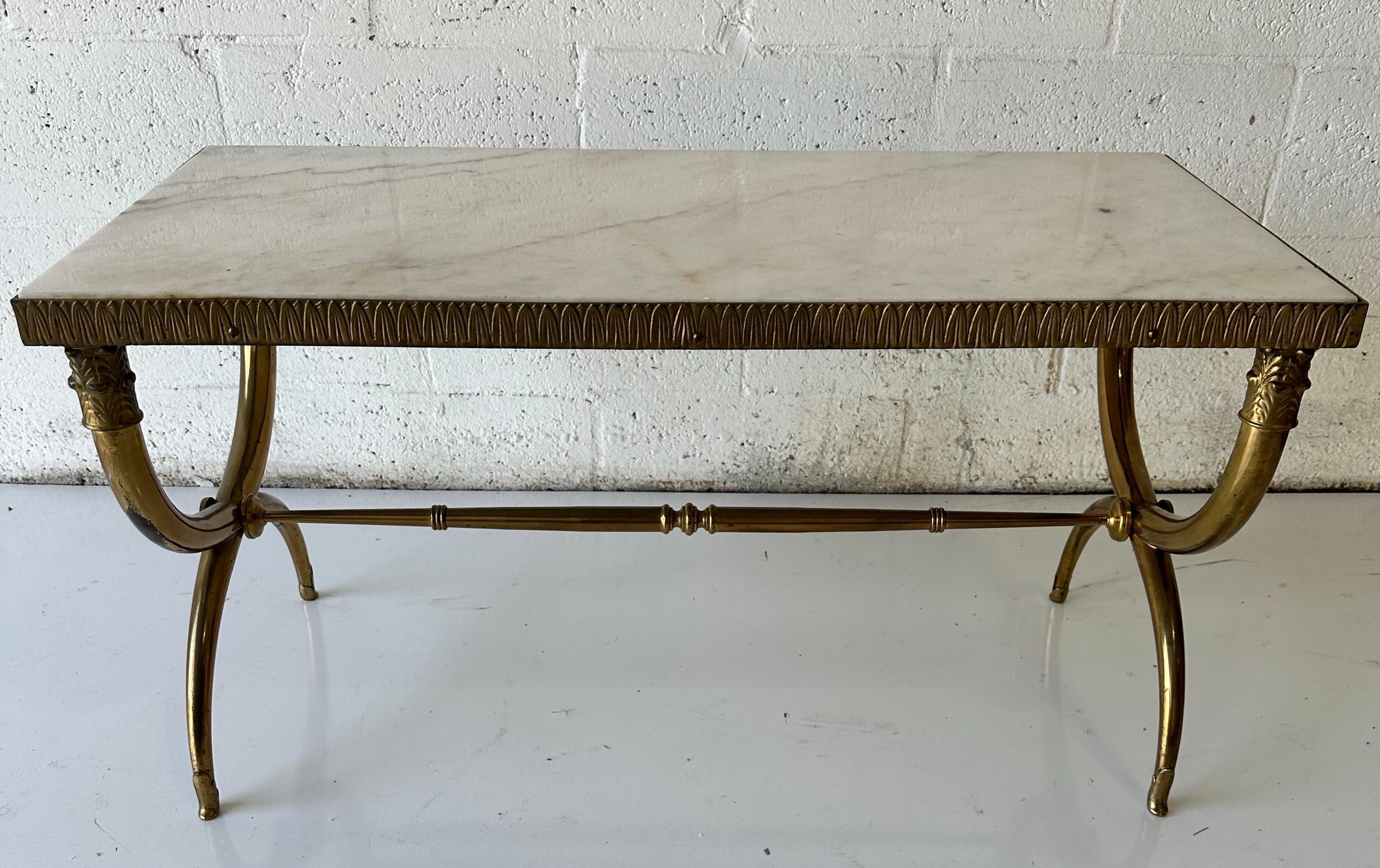 Table basse style Raymond Subes avec plateau en marbre Bon état - En vente à Miami, FL